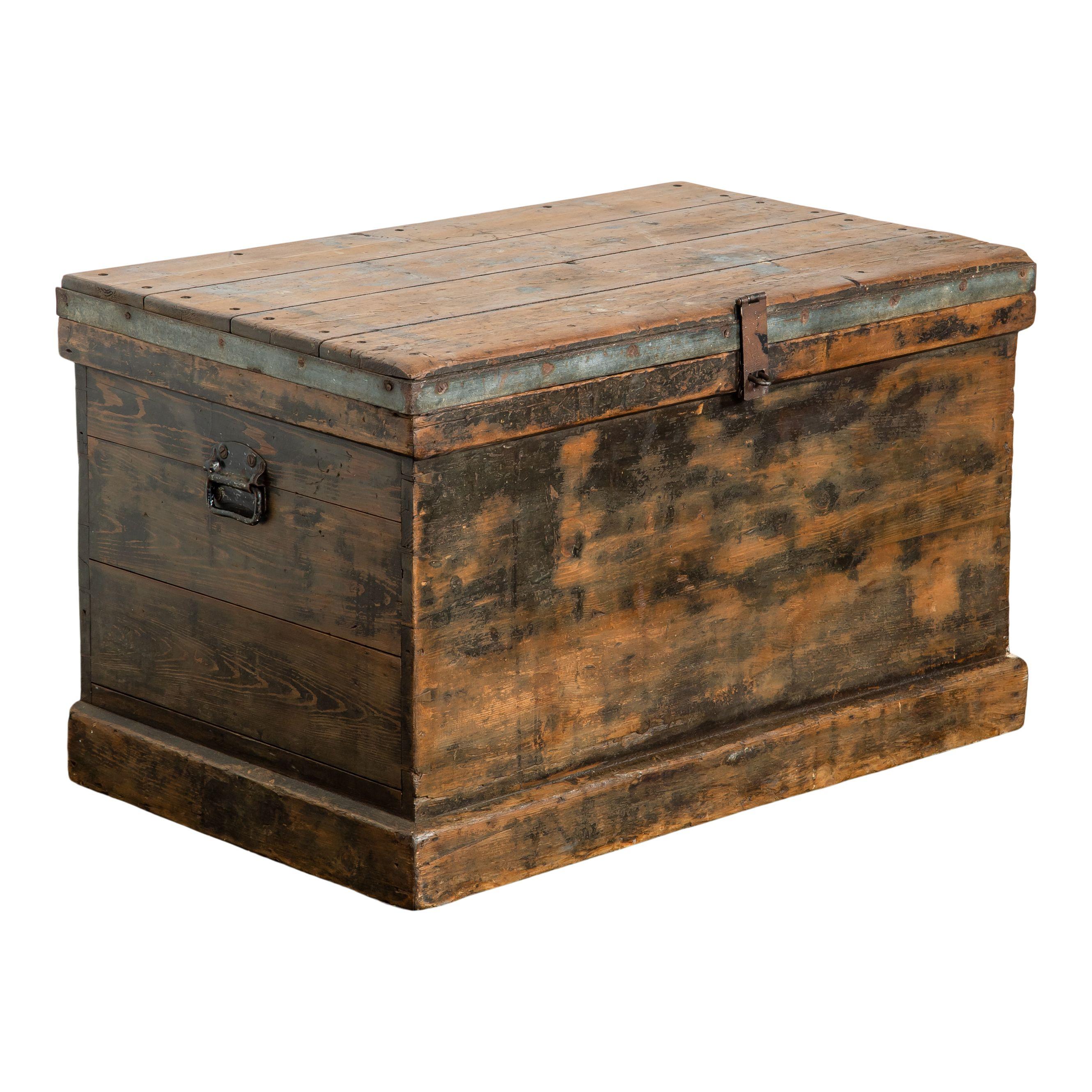 Un bellissimo baule vittoriano in legno proveniente dalla Francia. La vernice nera e blu consumata conferisce a questo pezzo un'incantevole patina che darà sicuramente calore e stile a qualsiasi ambiente. Il design è semplice e classico, un pezzo