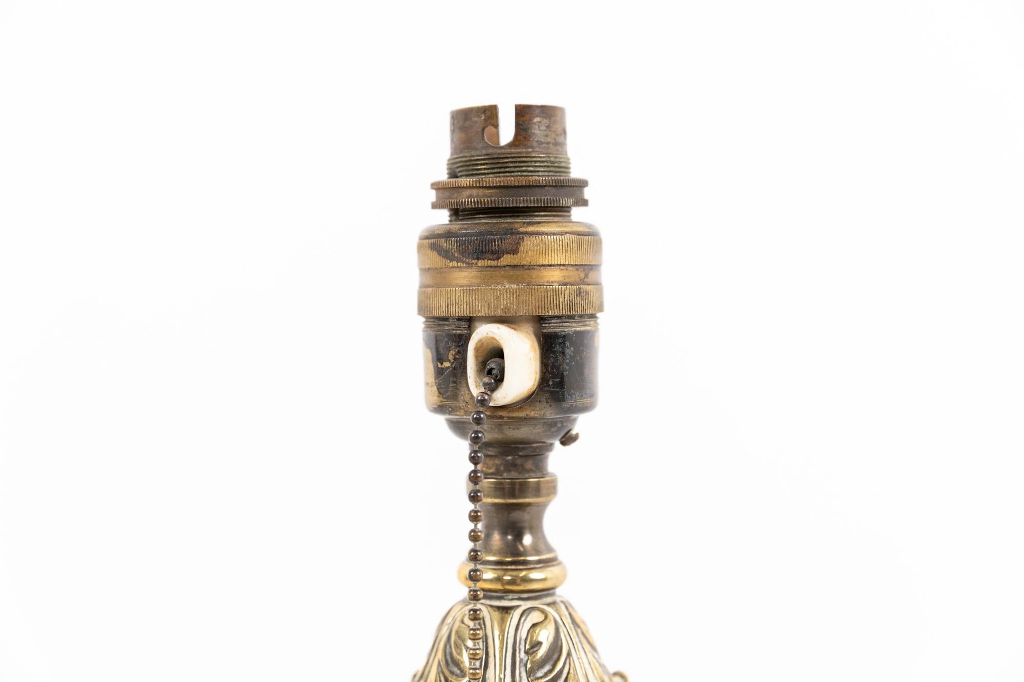 

Eine sehr attraktive Tischlampe aus poliertem Messing, um 1920

Hochwertige, schwere Messingkonstruktion mit originaler Zugschnurfassung.

Neu verdrahtet mit 2 m schwarzem verdrilltem Kabel und 3-poligem BS-Stecker.

Bitte kontaktieren Sie uns für