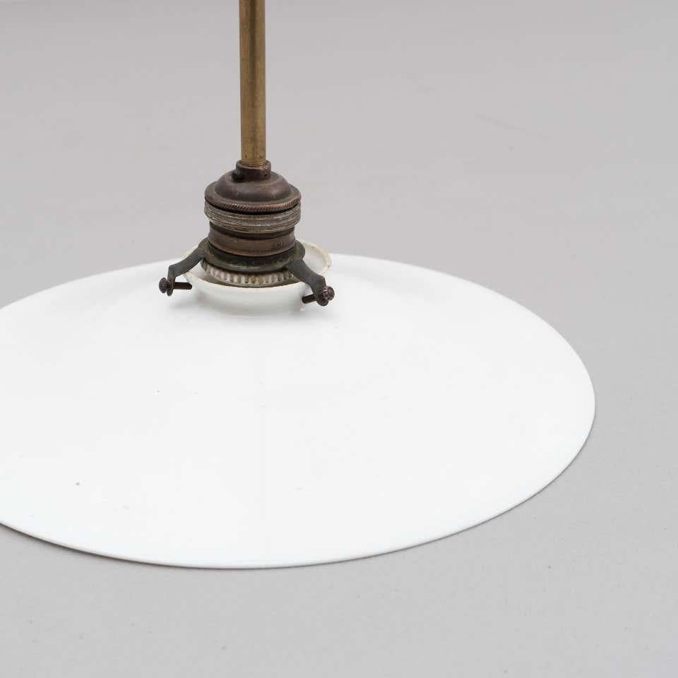 Lampada da soffitto in metallo bianco antico dei primi del Novecento.  Di produttore sconosciuto, Francia.    In condizioni originali, con lievi usure dovute all'età e all'uso, che conservano una bella patina.    Materiali:  Metallo laccato   