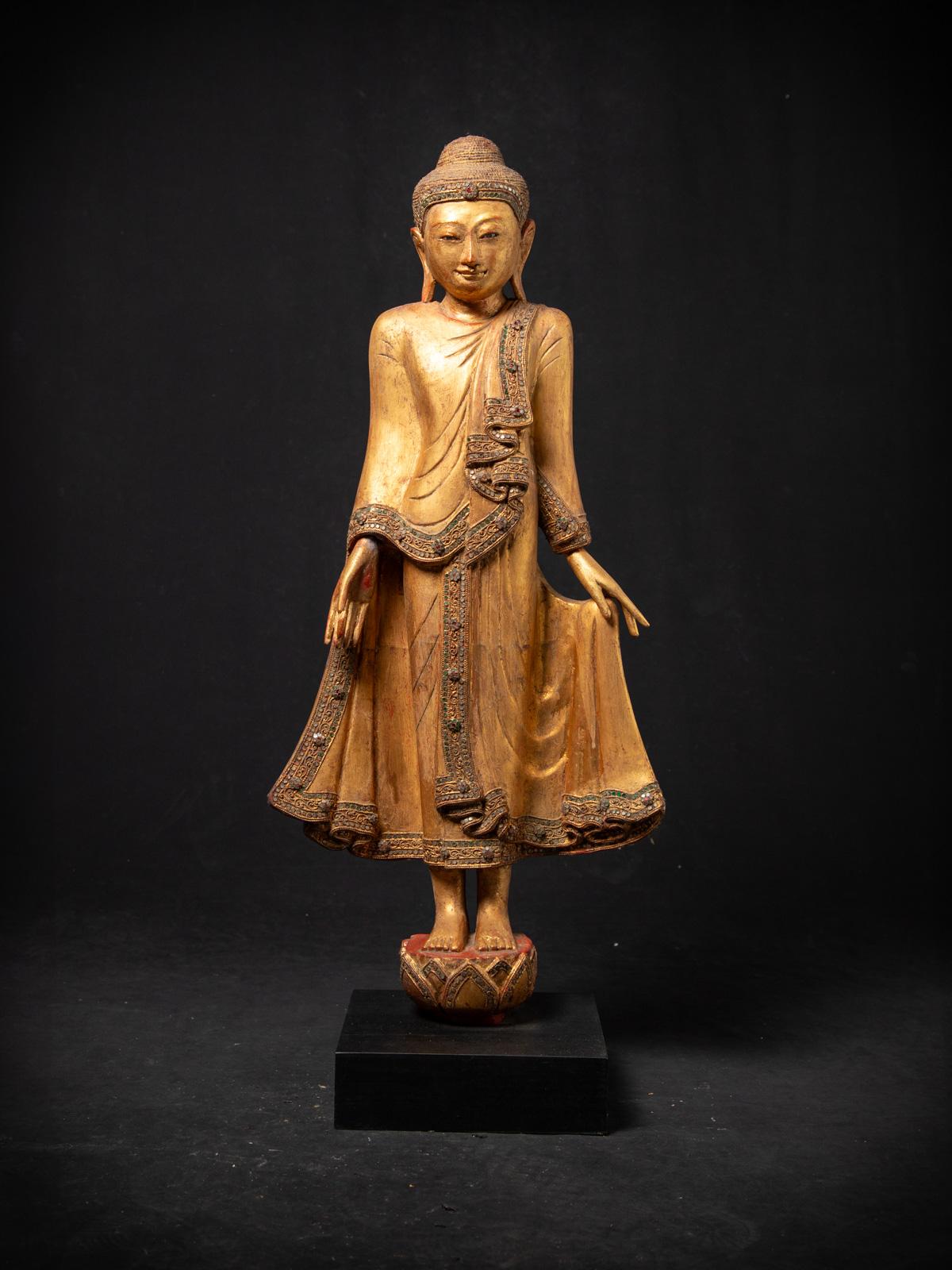 Cette ancienne statue de Bouddha en bois de Mandalay, datant du début du 20e siècle, est un exemple exceptionnel de l'art bouddhiste de l'Asie du Sud-Est. Fabriquée en bois et richement dorée à l'or fin 24 carats, la statue mesure 90 cm de haut,