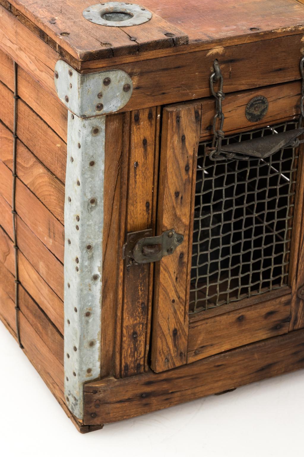 Early 20th Century Antique Wooden Dog Crate In Good Condition For Sale In Stamford, CT