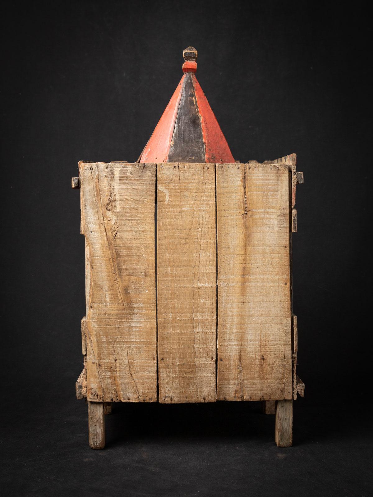 Early 20th century Antique wooden Indian temple from India In Good Condition For Sale In DEVENTER, NL