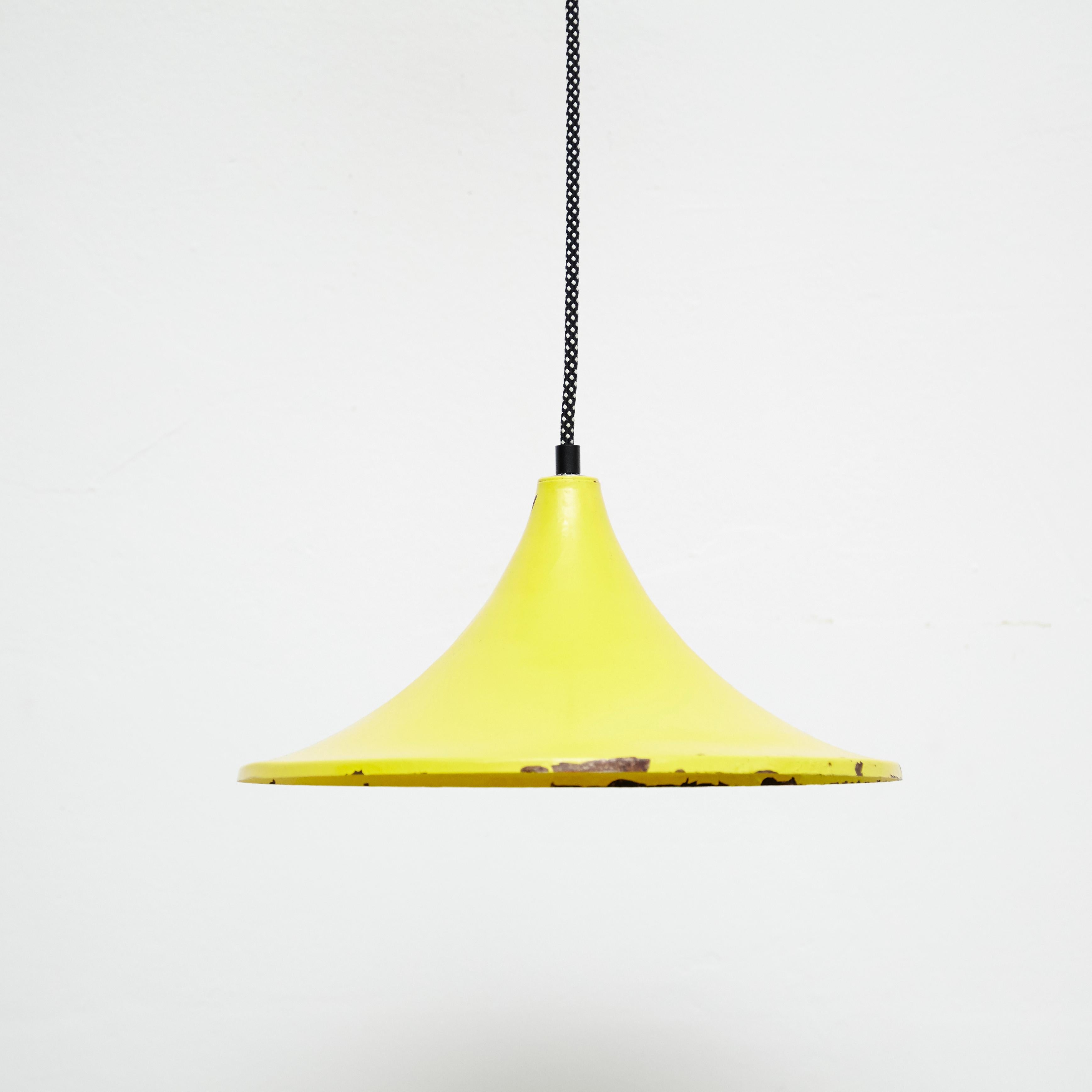Early 20th century antique yellow brass ceiling lamp.
By unknown manufacturer, France.
In original condition, with minor wear consistent with age and use, preserving a beautiful patina.

Materials:
Lacquered metal

Dimensions:
ø 32 cm x H 15