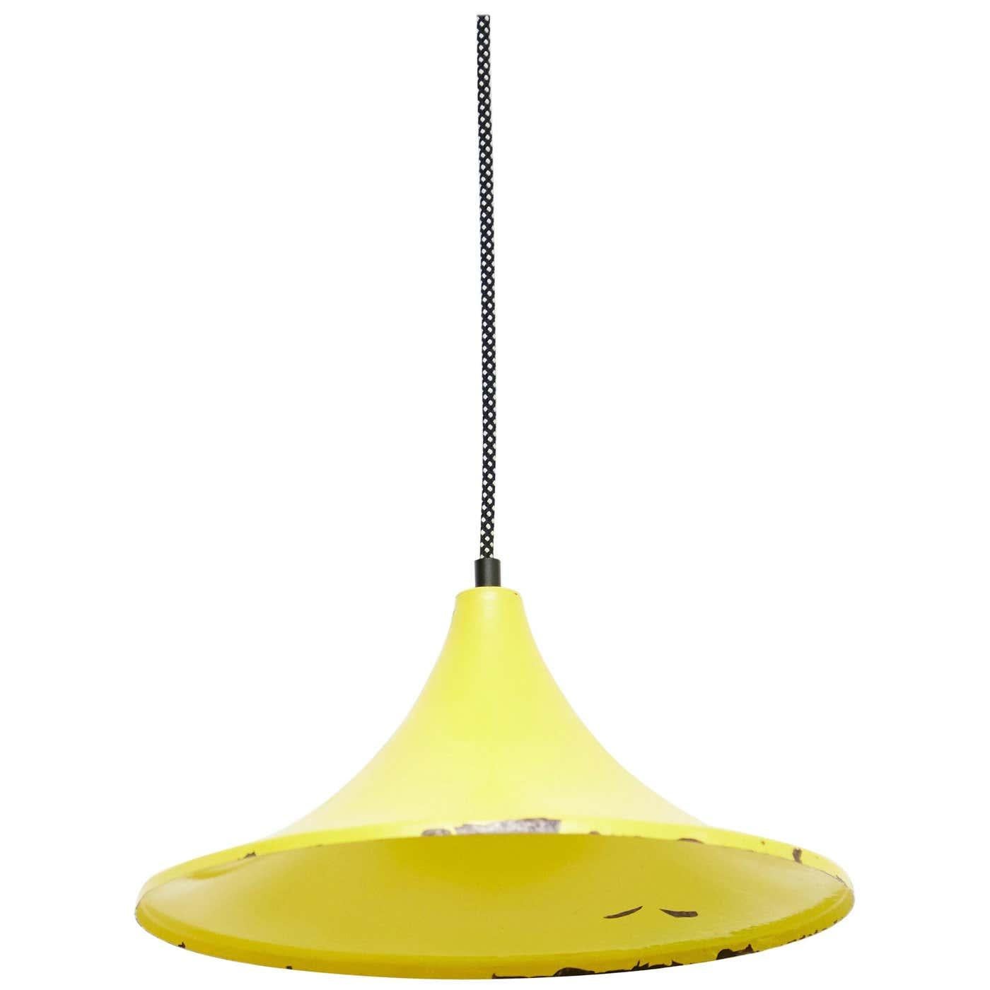 Early 20th century antique yellow brass ceiling lamp.
By unknown manufacturer, France.
In original condition, with minor wear consistent with age and use, preserving a beautiful patina.

Materials:
Lacquered metal

Dimensions:
ø 32 cm x H 15 cm.