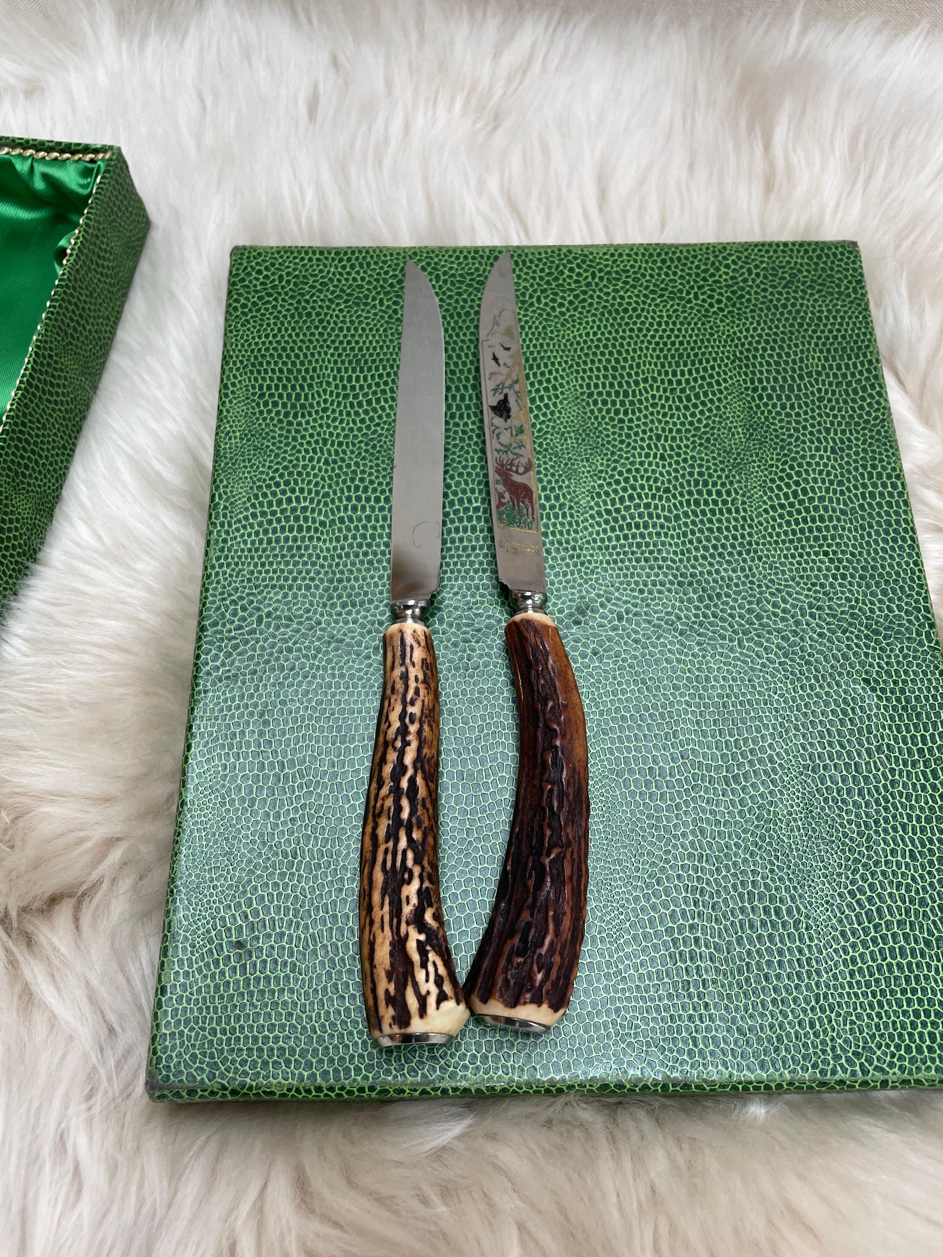 A handsome boxed set of six early 20th-century German steak knives by Anton Wingen Jr., renowned Solingen cutlers celebrated for their fine craftsmanship and decorative blade etching.

Each knife features a hand-forged stainless steel blade