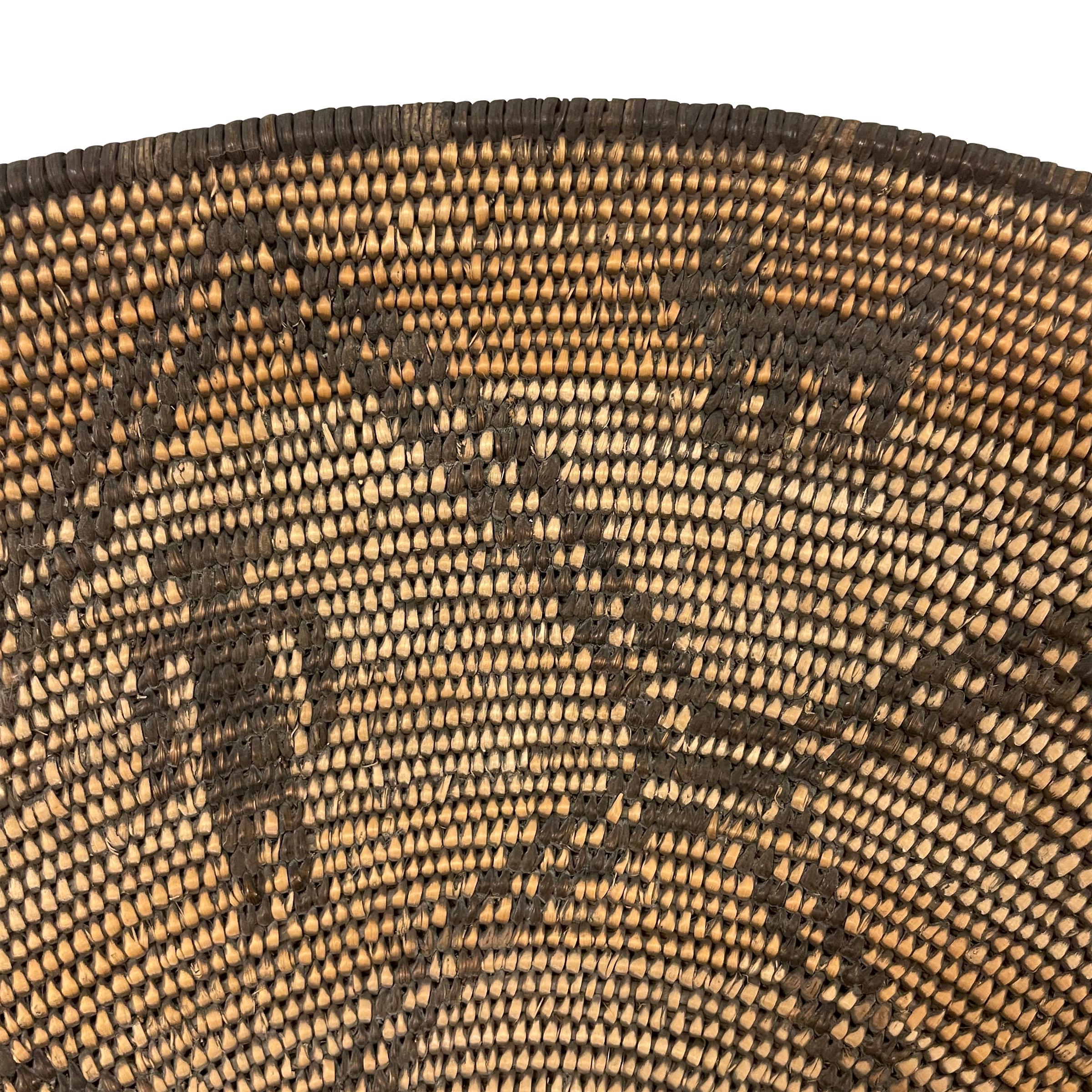 Early 20th Century Apache Tray Basket In Good Condition In Chicago, IL