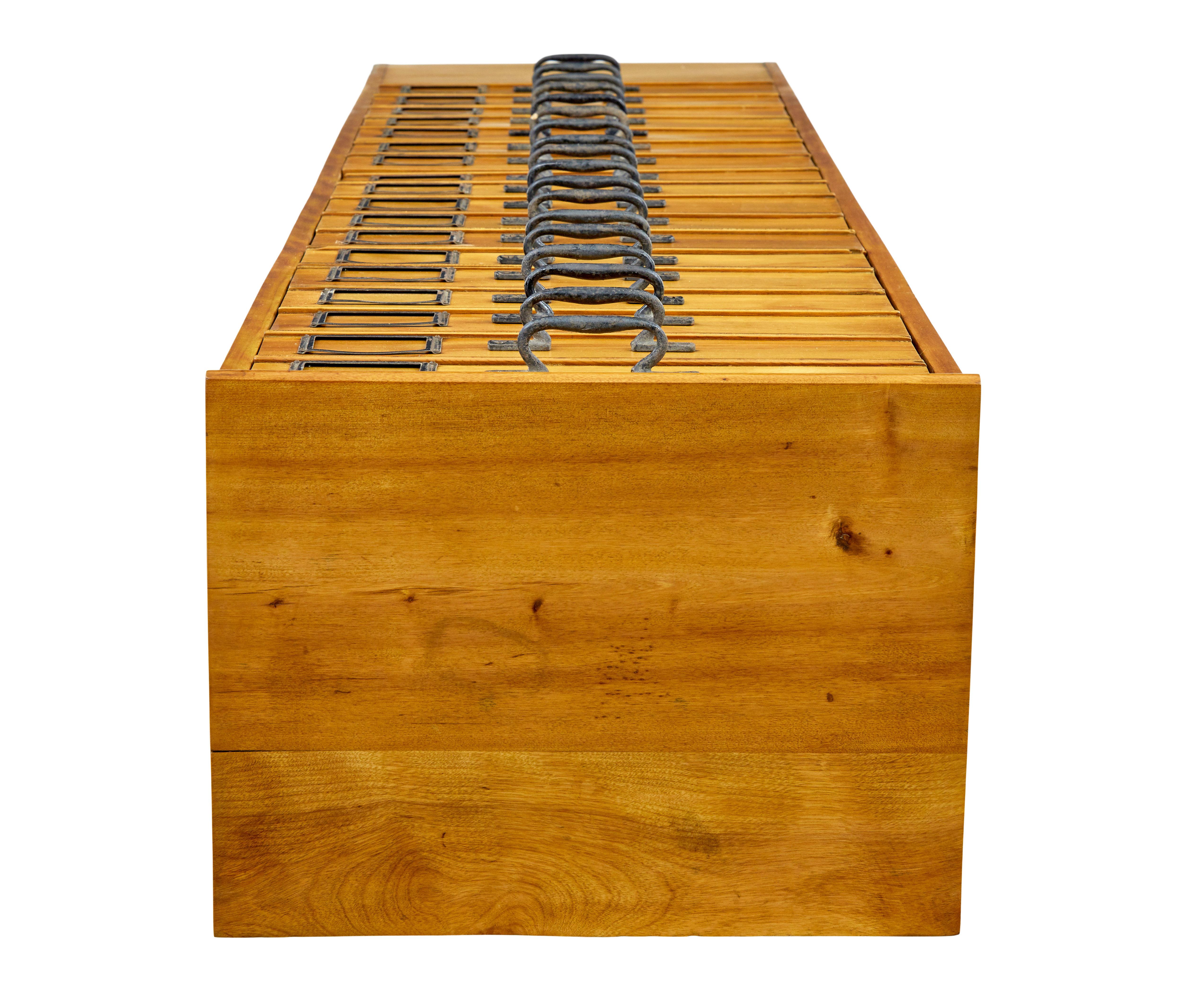 Cassettiera alta in legno da farmacia dell'inizio del XX secolo, circa 1930.

Un insolito e raro mobile da farmacia, che offre il massimo dello spazio utilizzando il minimo indispensabile.

Rifinita di recente nel nostro laboratorio per essere