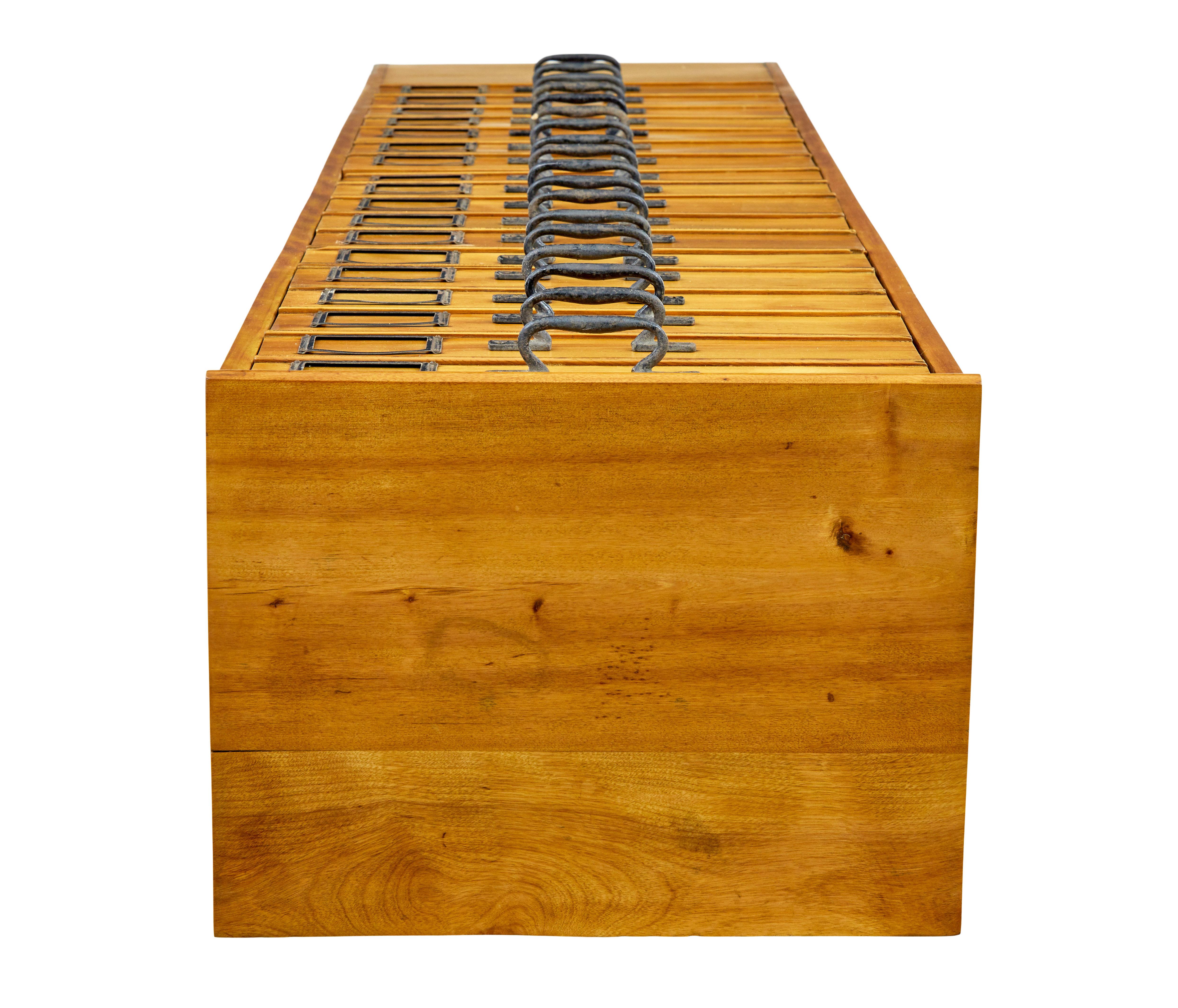 Cassettiera alta in legno da farmacia dell'inizio del XX secolo, circa 1930.

Un insolito e raro mobile da farmacia, che offre il massimo dello spazio utilizzando il minimo indispensabile.

Rifinito di recente nel nostro laboratorio per essere messo