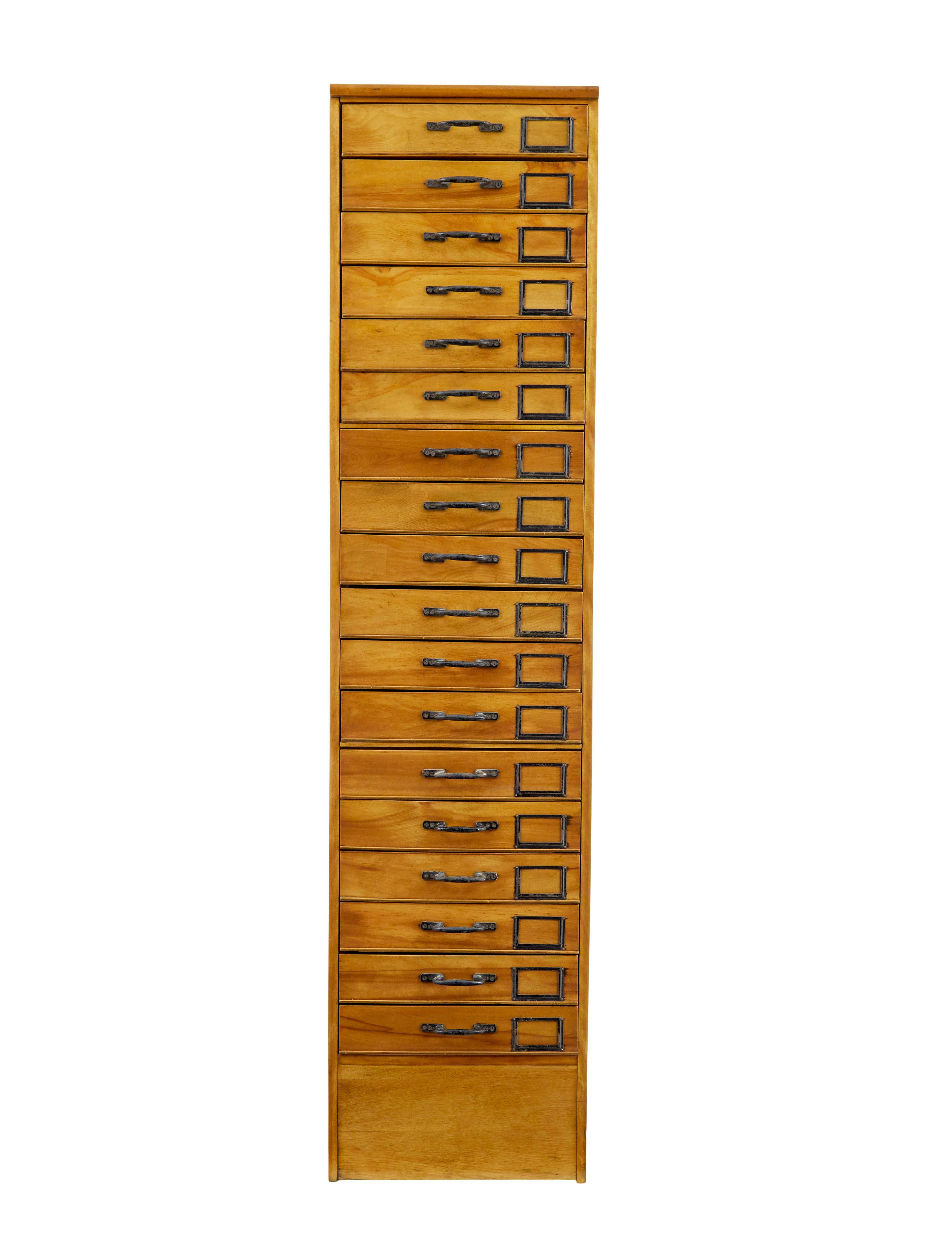 Edoardiano Cassettiera alta in legno da farmacia dei primi del Novecento in vendita