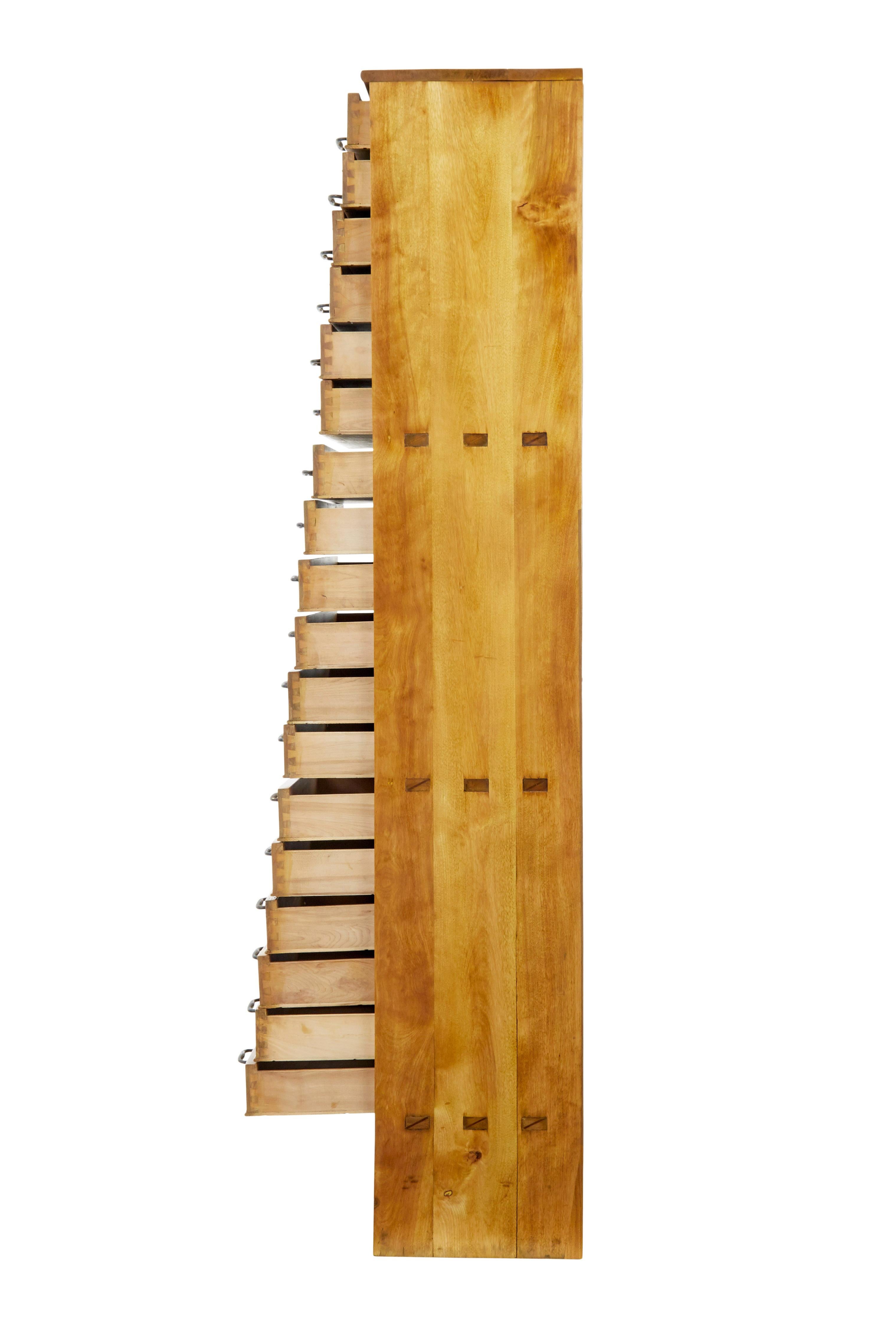Cassettiera alta in legno da farmacia dei primi del Novecento In condizioni buone in vendita a Debenham, Suffolk