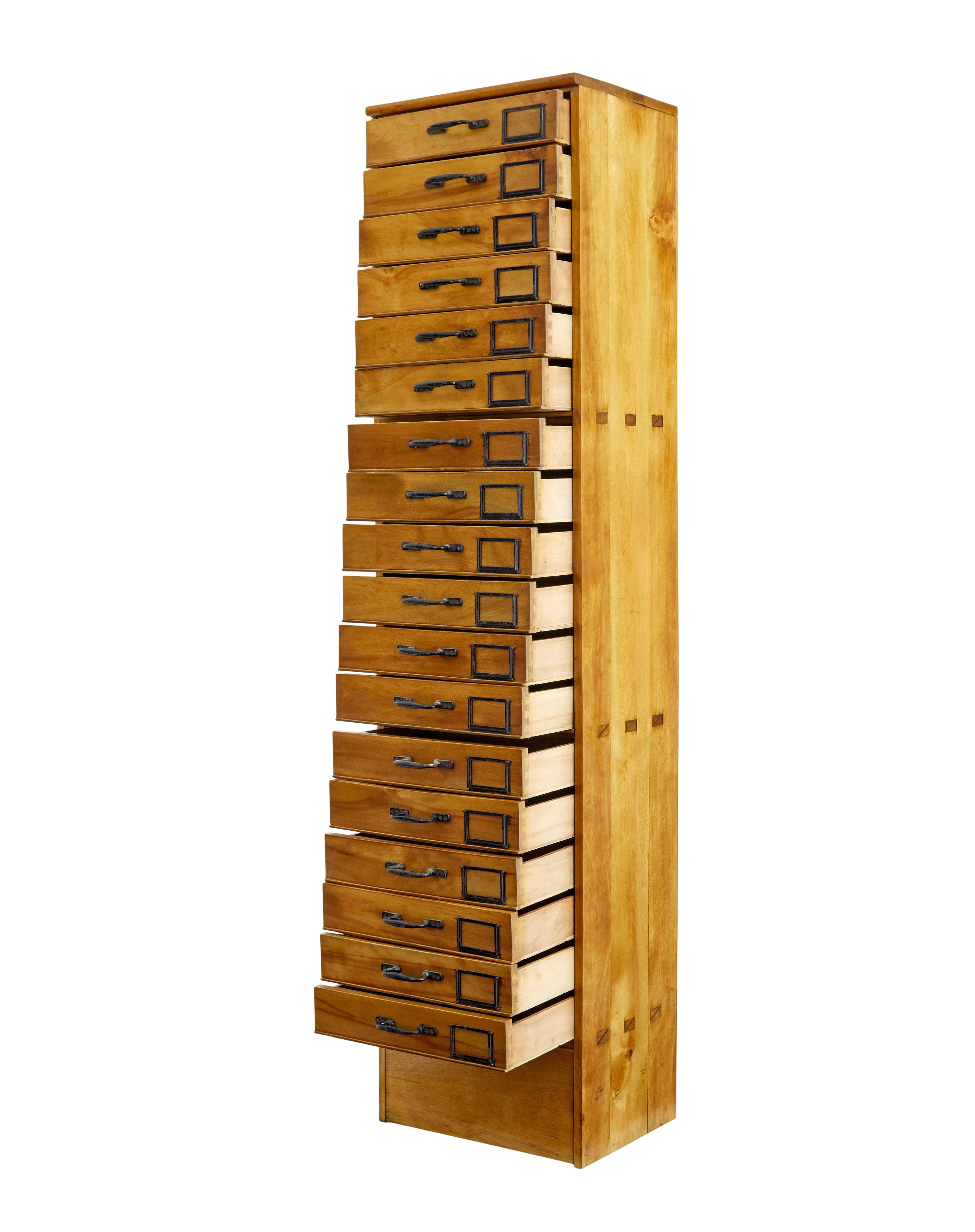 XX secolo Cassettiera alta in legno da farmacia dei primi del Novecento in vendita