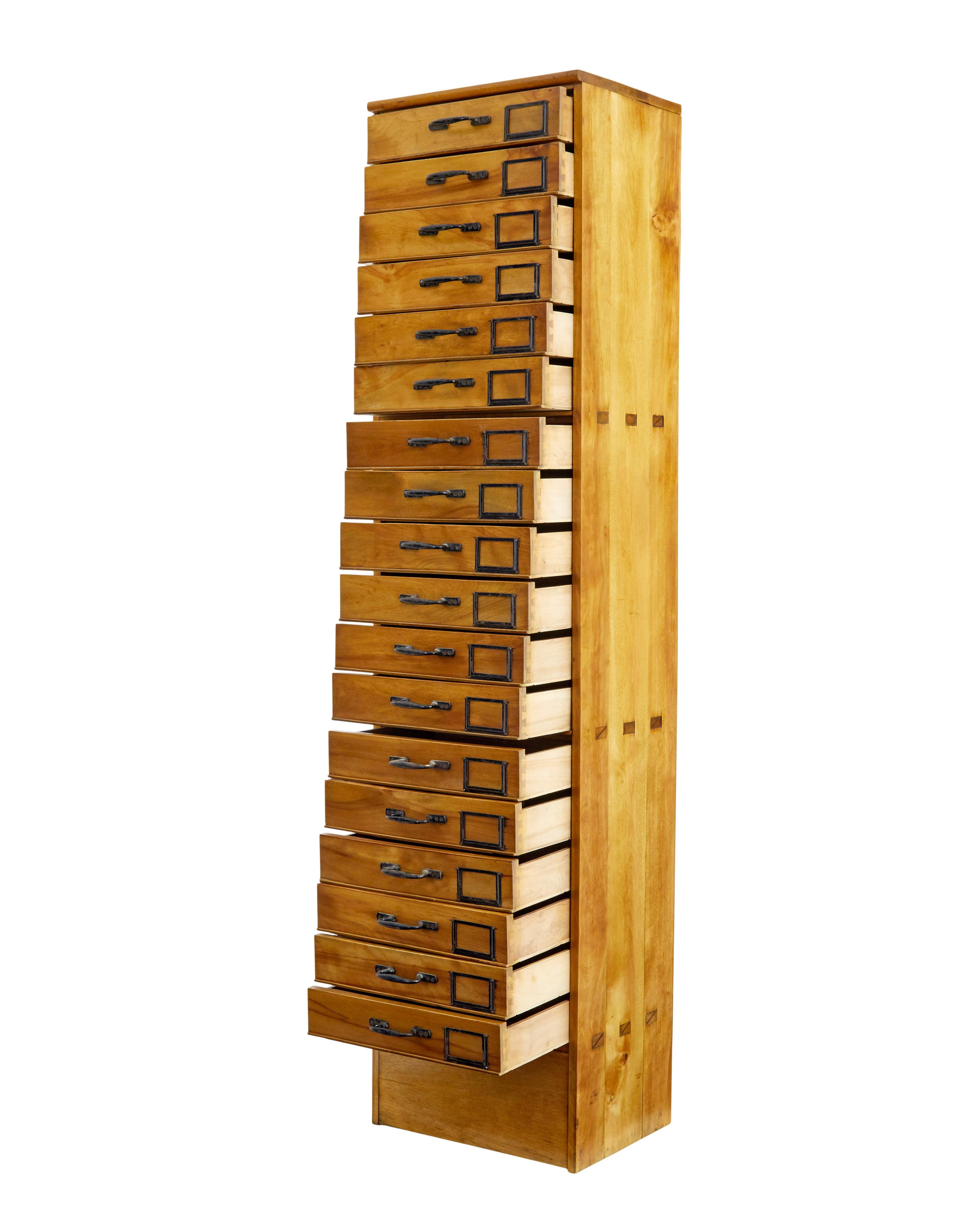 XX secolo Cassettiera alta in legno da farmacia dei primi del Novecento in vendita