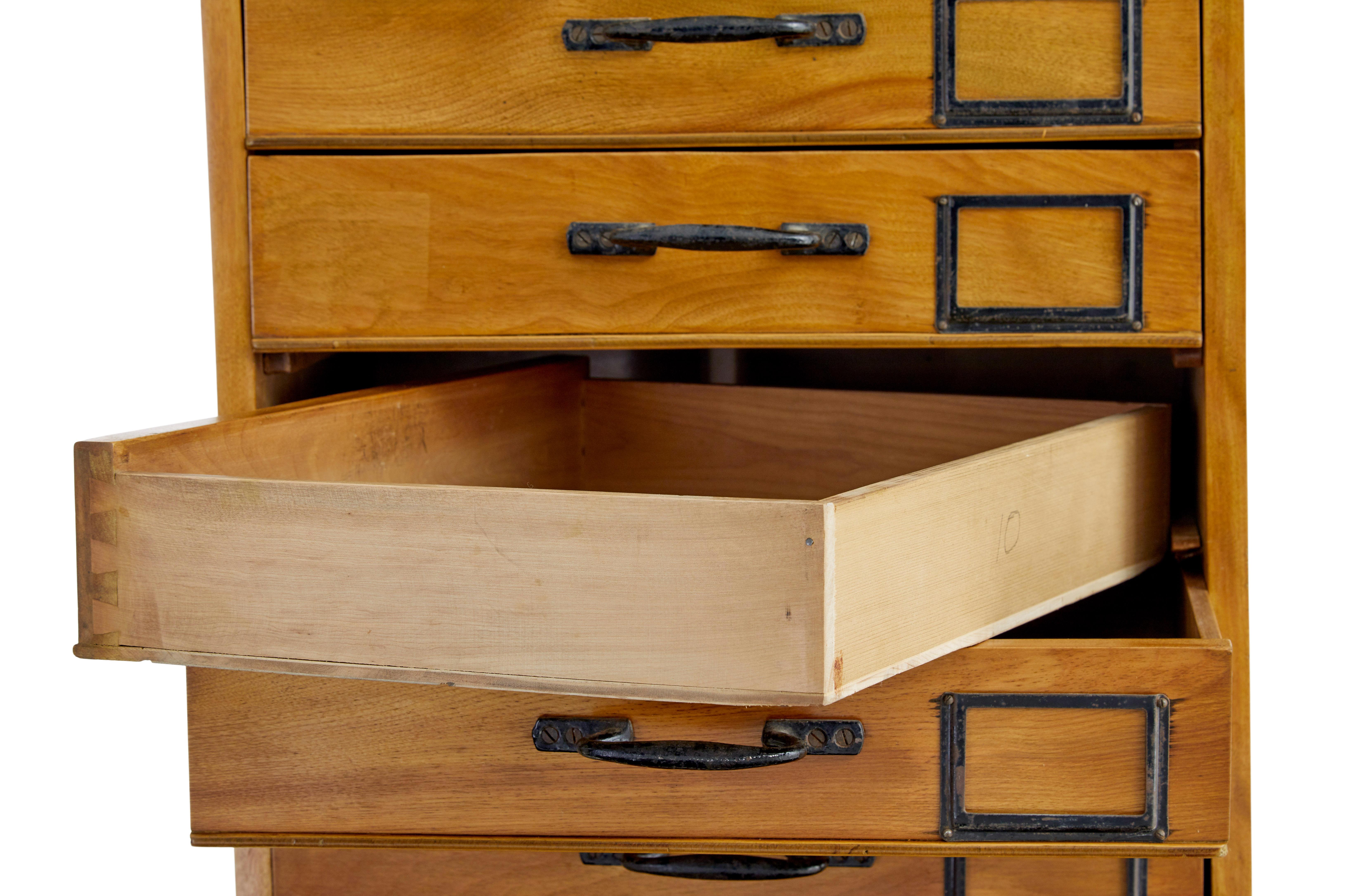 Cassettiera alta in legno da farmacia dei primi del Novecento in vendita 1