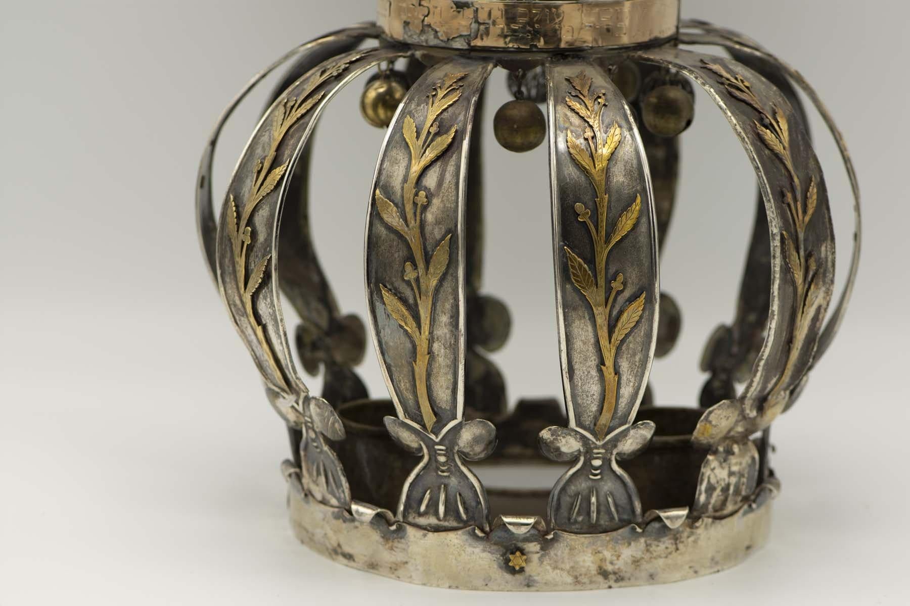 Engraved Early 20th Century Argentinian Silver and Gold Torah Crown For Sale
