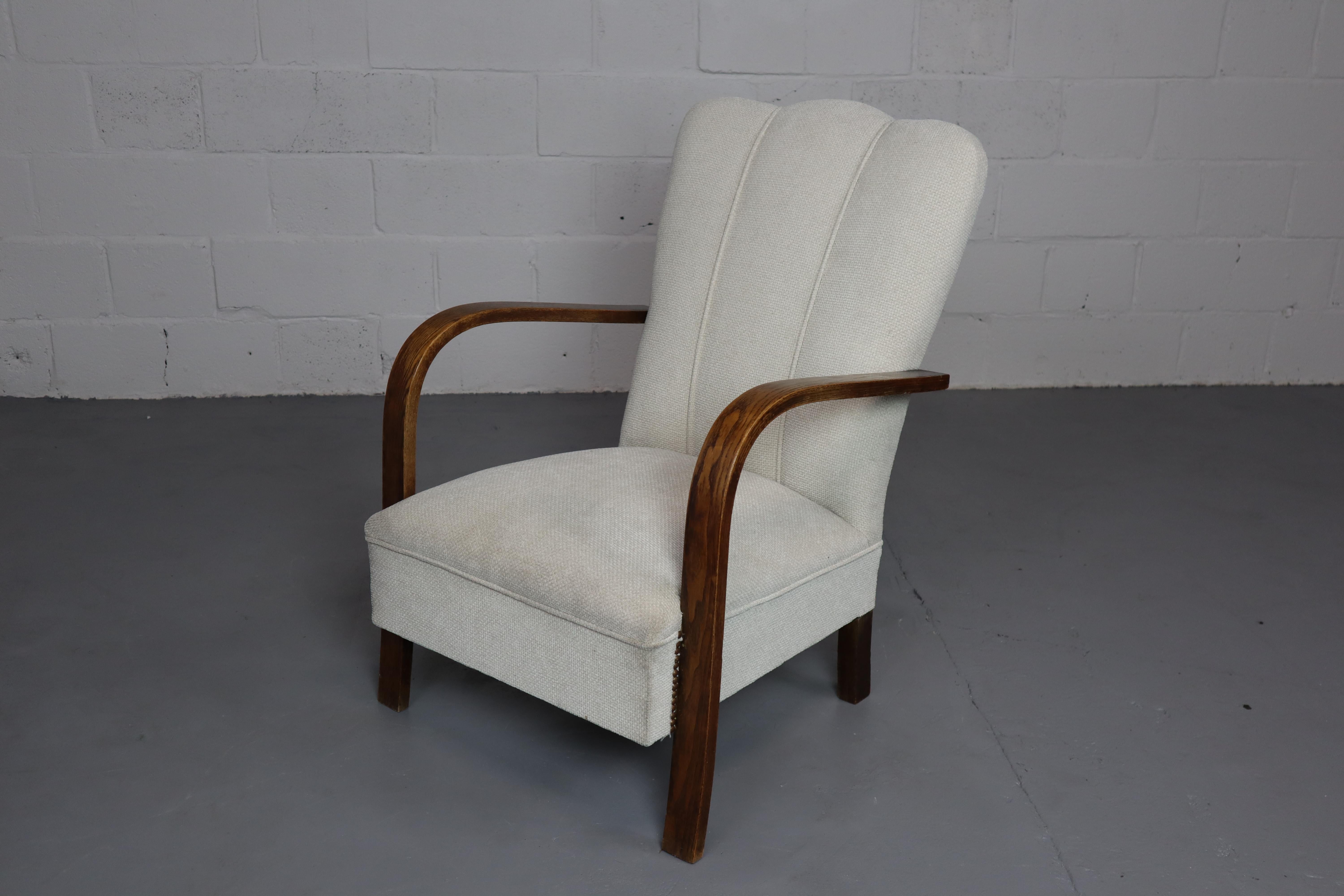 Art Deco armchair in Oak and fabric. In the style of Jindrich Halabala. Reupholstered in 2020 in woven fabric. 2 light small stains on the side. W/h/d: 62/89/82 cm. In very good condition!