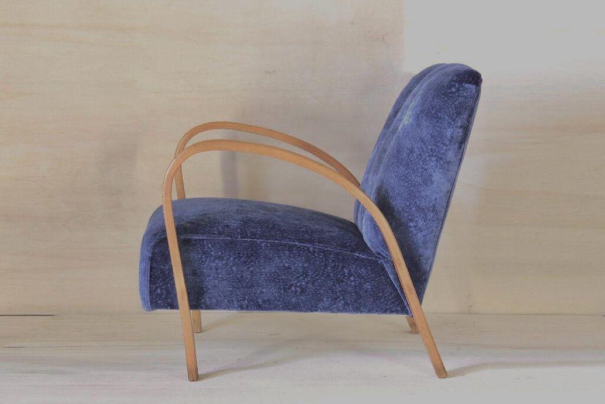 Fauteuil Art Déco en velours bleu, France années 1930

Ce fauteuil Art déco des années 1930 en France présente une structure en bois de hêtre massif magnifiquement courbée qui rehausse à la fois sa présence sculpturale et sa durabilité. La