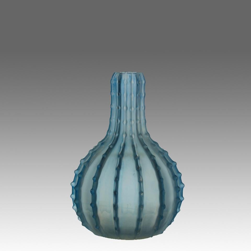 Atractivo jarrón francés Art Decó de principios del siglo XX, de cristal azul, con motivos decorativos en relieve teñidos de azul. Exhibe un color excelente y detalles superficiales muy finos acabados a mano, firmado R Lalique.

Dentelé
Número de