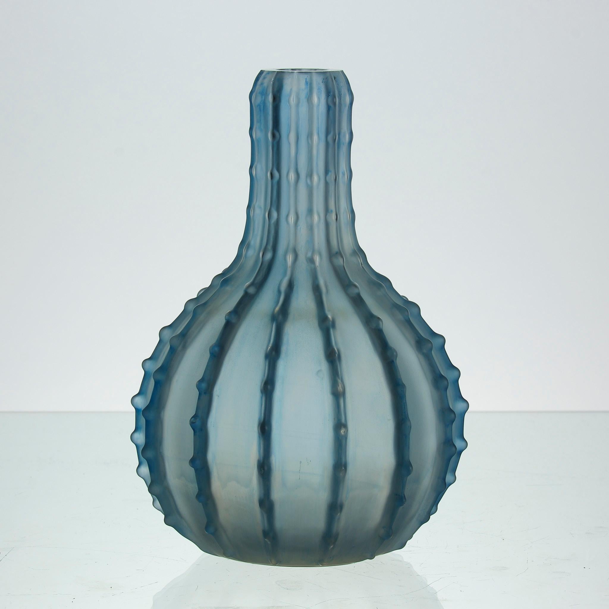 Jarrón de cristal azul Art Déco de principios del siglo XX titulado 