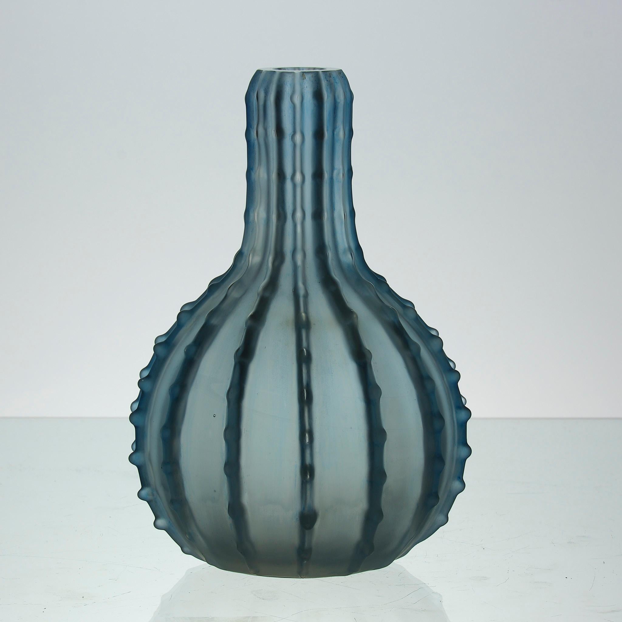 Jarrón de cristal azul Art Déco de principios del siglo XX titulado 