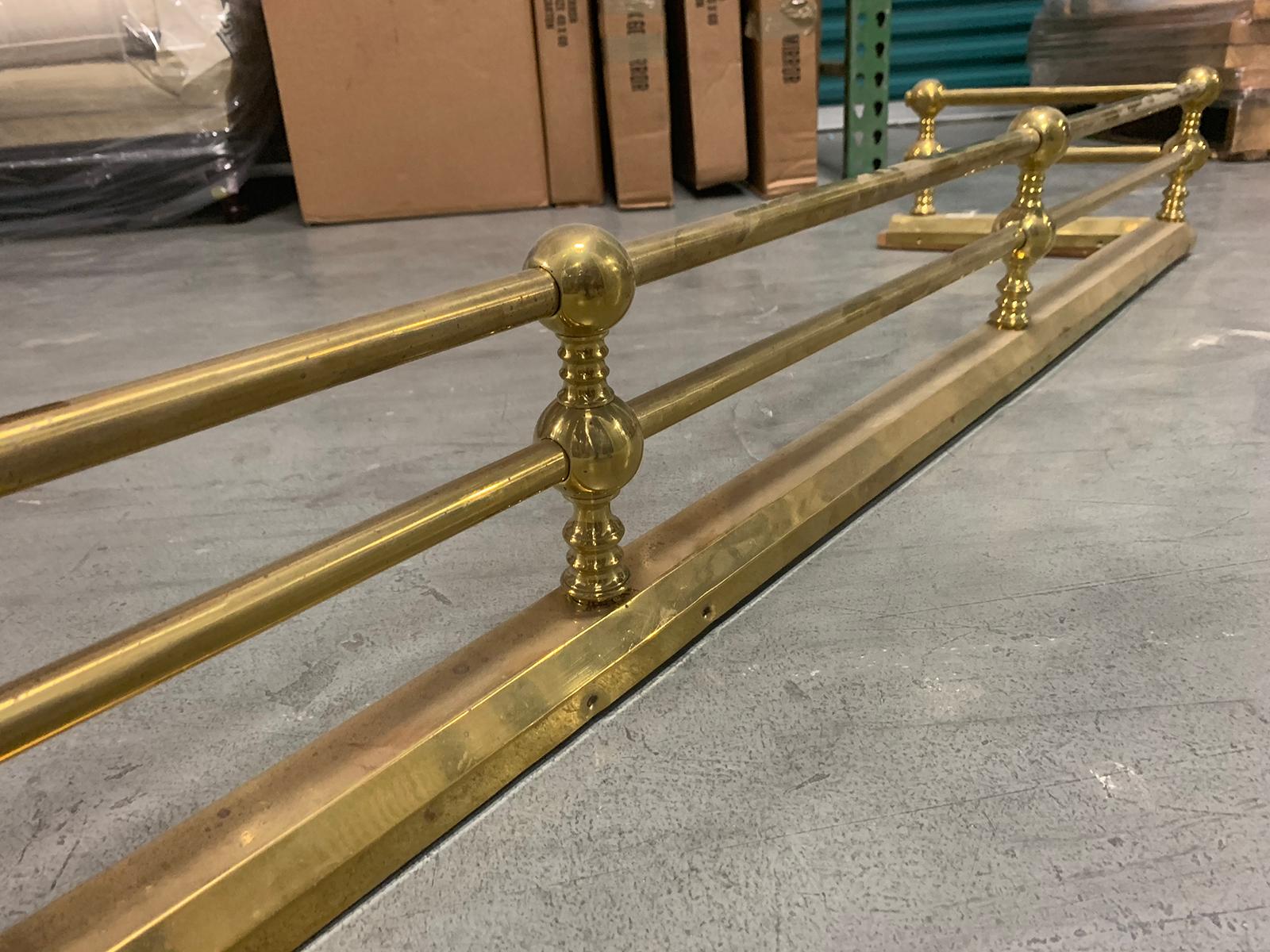 Early 20th Century Art Deco Brass Fireplace Fender, Large Scale In Good Condition For Sale In Atlanta, GA