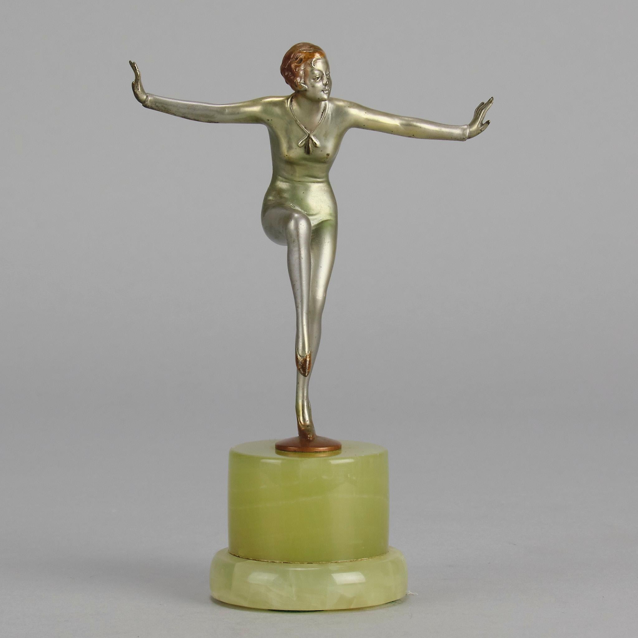 Eine beeindruckende Bronzefigur aus dem frühen 20. Jahrhundert, kalt bemalt, vergoldet und emailliert, die eine junge, energiegeladene Schönheit in tänzerischer Pose mit einem um ihre Hüfte drapierten Schal darstellt. Die Bronze mit ausgezeichneter