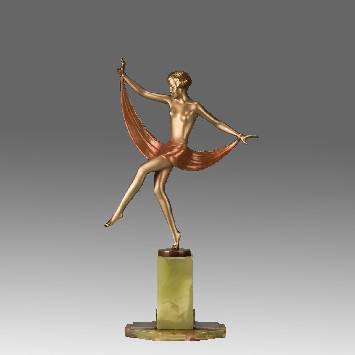 Eine beeindruckende Bronzefigur aus dem frühen 20. Jahrhundert, kalt bemalt, vergoldet und emailliert, die eine junge, energiegeladene Schönheit in tänzerischer Pose mit einem um ihre Hüfte drapierten Schal darstellt. Die Bronze mit ausgezeichneter