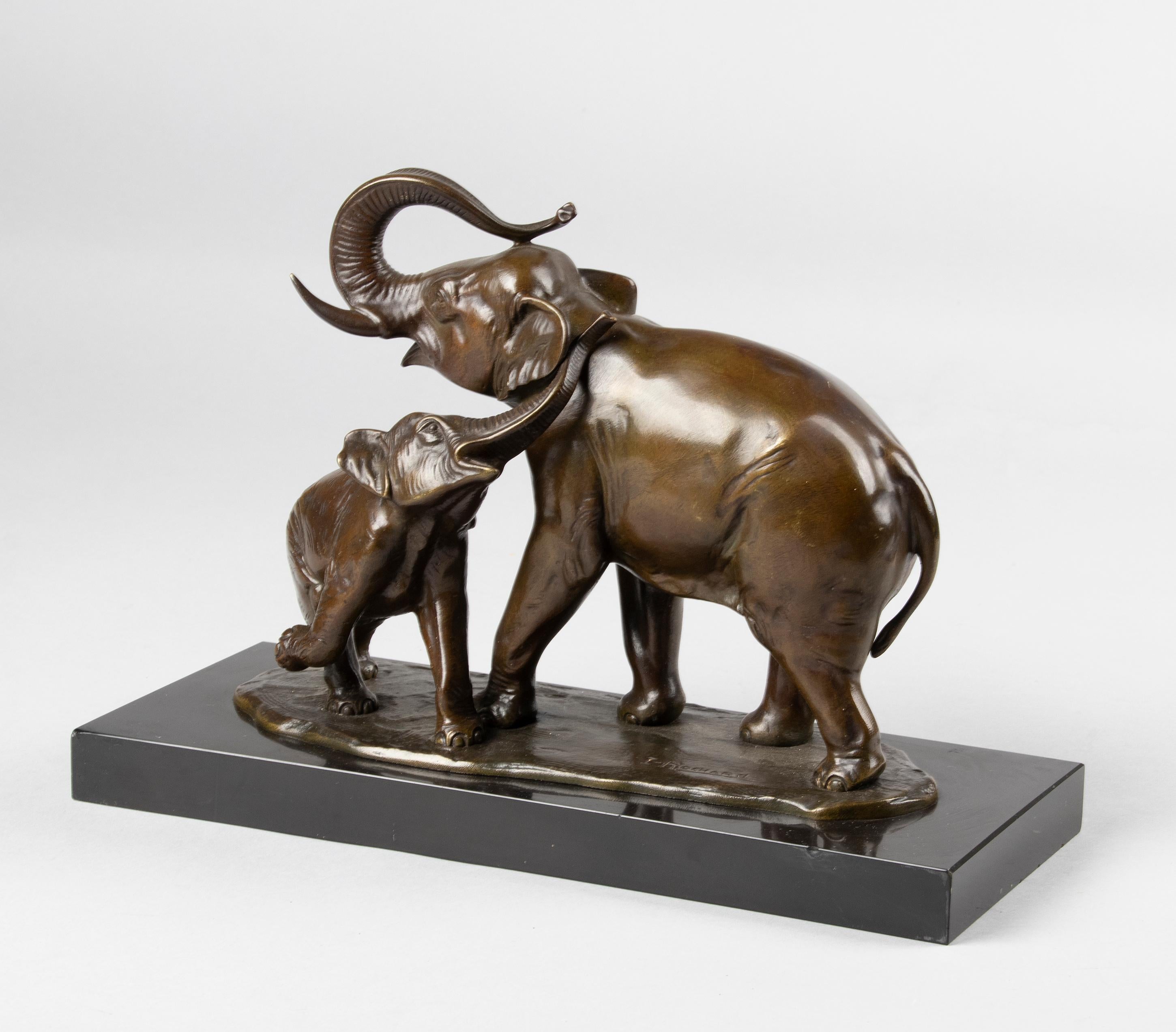 Belle sculpture en bronze d'un éléphant et d'un veau, reposant sur une base en marbre noir de Belgique. Le bronze a la patine originale brun-olive. Il est fabriqué en France, vers 1930-1940. Signé : Irénée ROCHARD. La sculpture a une belle patine et