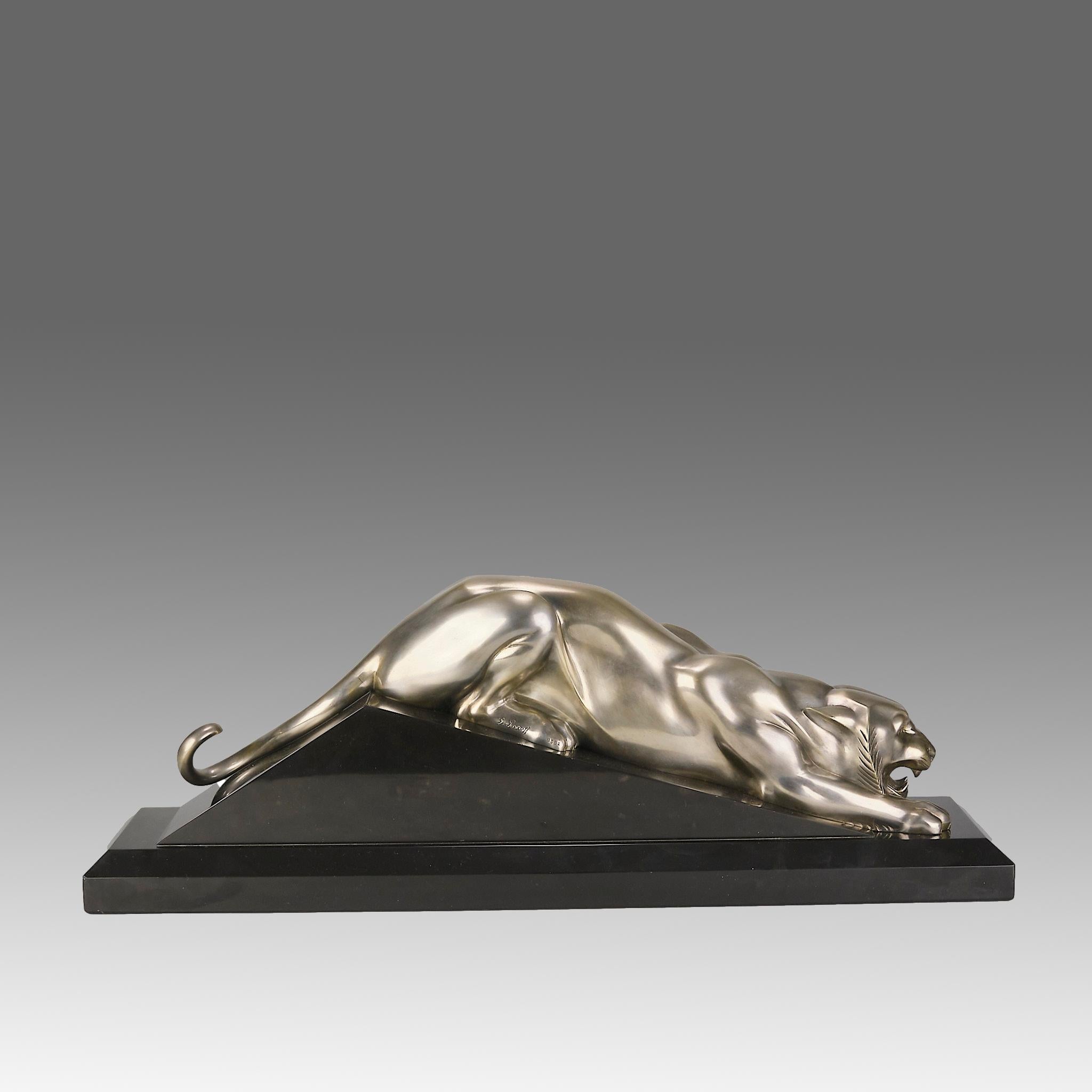 Impressionnante étude en bronze Art déco du début du 20e siècle représentant une panthère rôdant dans une position d'alerte, la figure ayant une surface tactile argentée lisse, reposant sur une base en marbre noir façonnée et polie. Signé G Lavroff 