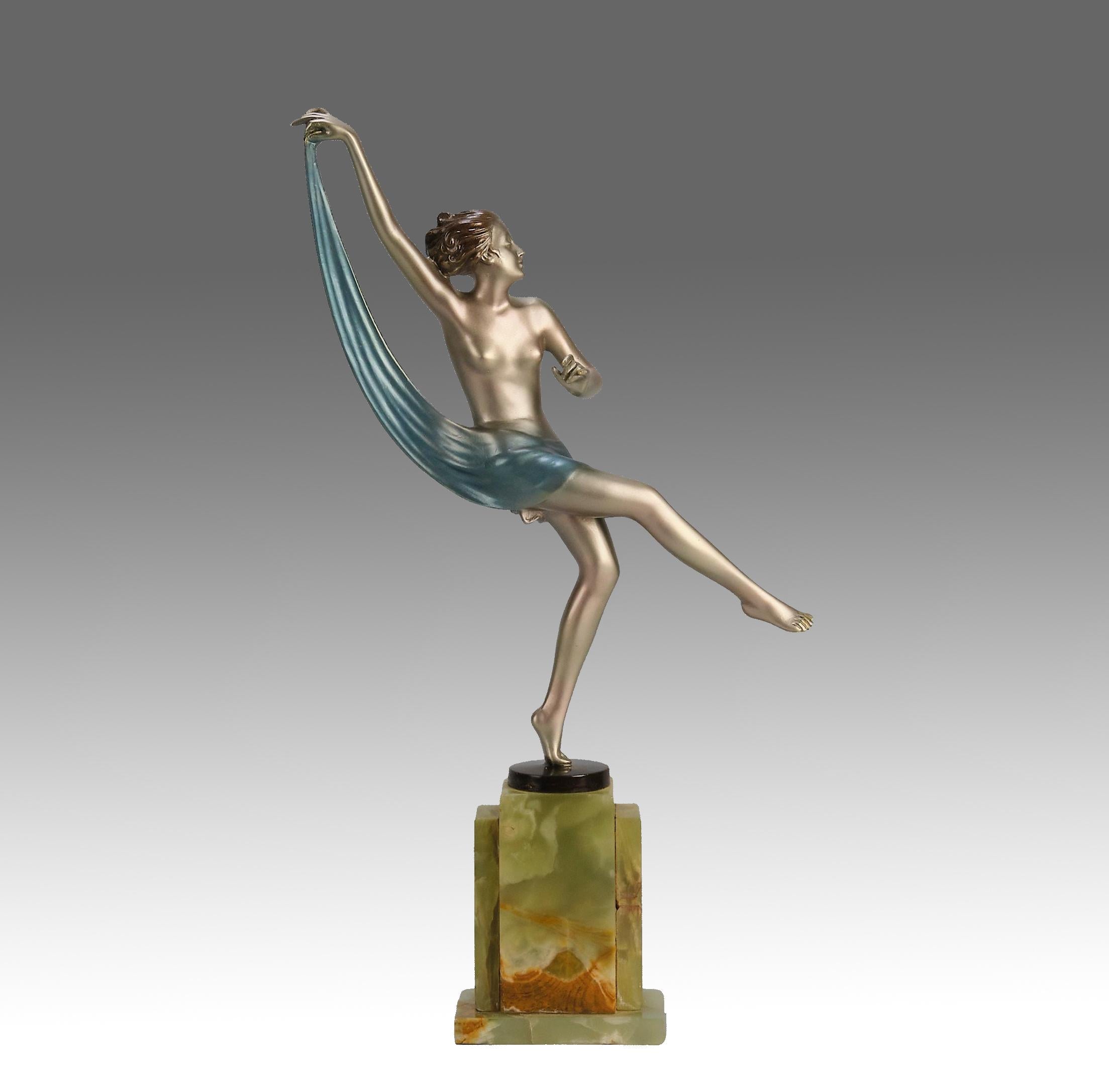 Un'attraente figura in bronzo dipinta a freddo in argento e smalto blu, risalente ai primi anni del XX secolo, raffigurante una giovane ed energica bellezza in posa danzante con una sciarpa drappeggiata intorno al ventre. Il bronzo presenta un