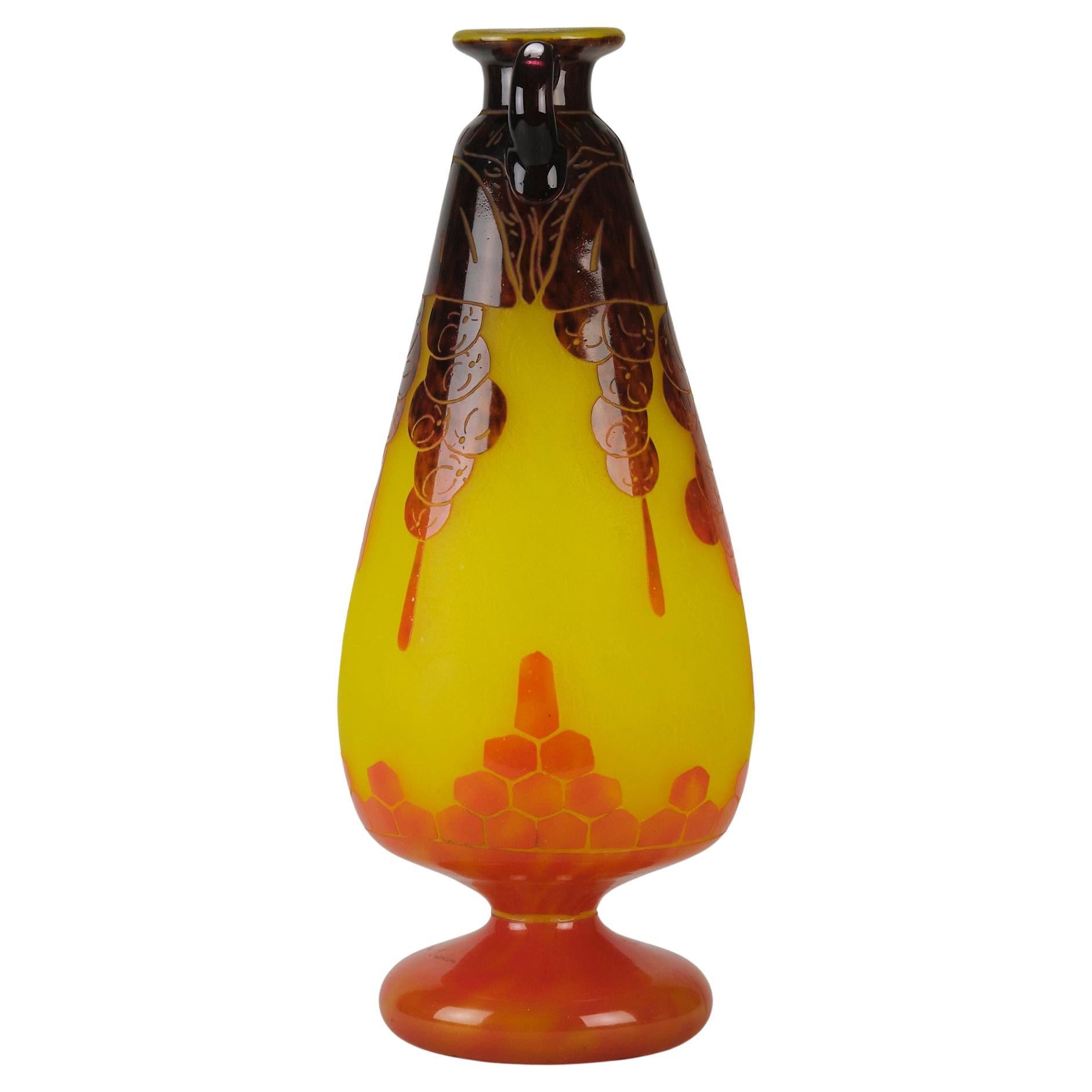 Vase "Decor Fleur" en verre camée Art Decor du début du 20ème siècle par Le Verre Français en vente
