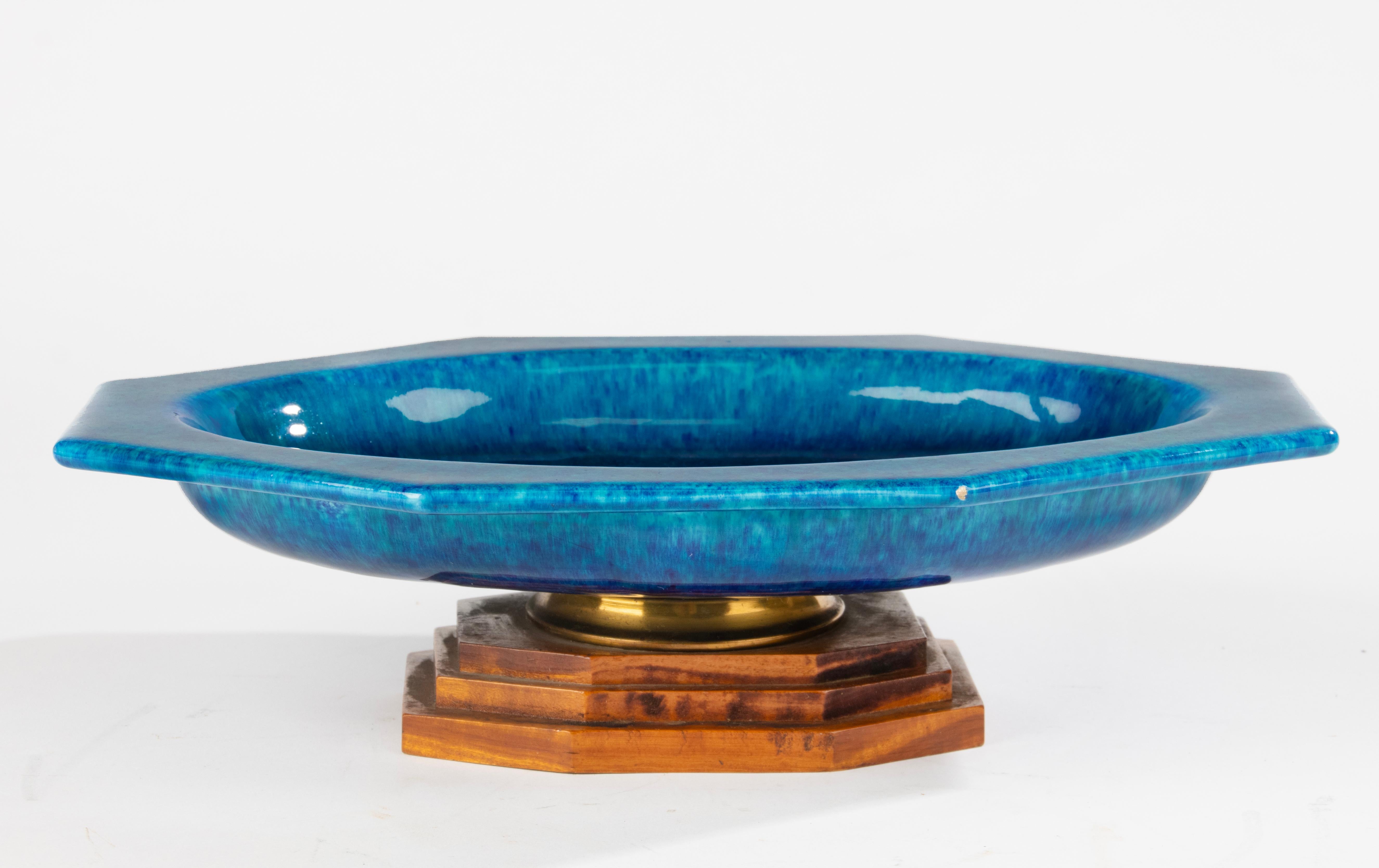 Elégante coupe de centre de table Art Deco de Paul Milet pour Sèvres, présentant l'emblématique glaçure bleu profond qui est la marque de fabrique de Paul Milet. Le bol en céramique présente une forme octogonale saisissante et repose sur son socle