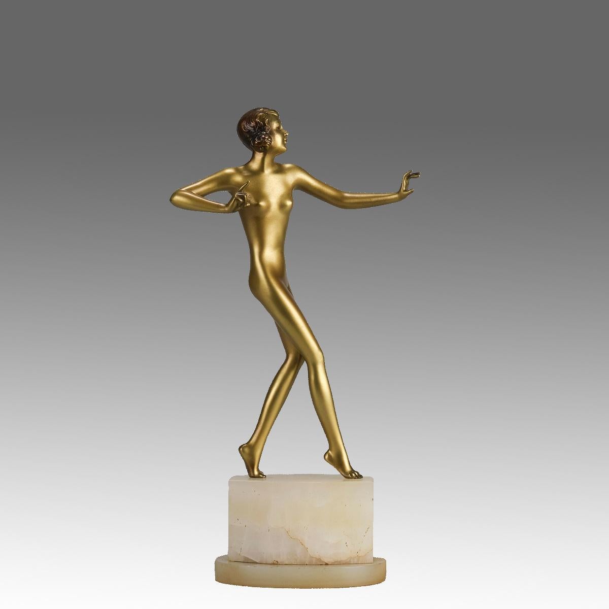 Eine attraktive, kalt bemalte Bronzefigur einer Tänzerin aus dem frühen 20. Jahrhundert in auffälliger Pose mit ausgezeichneten Farben und sehr feinen Oberflächendetails, die auf einem hohen Sockel aus brasilianischem grünem Onyx steht und mit R.Lor