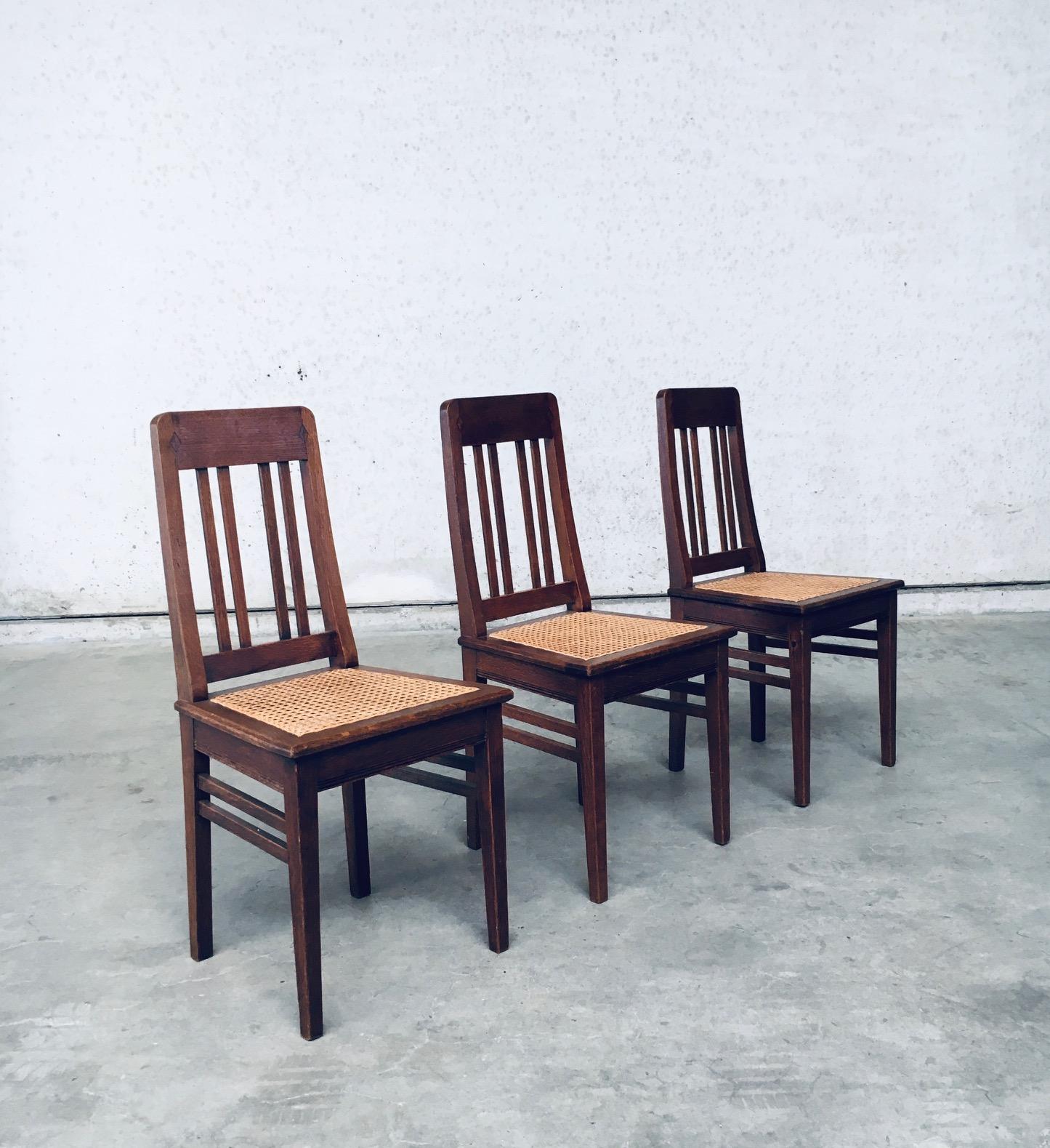 Juego de 3 sillas de comedor de principios del siglo XX con diseño Art Déco. Fabricadas en Bélgica, época 1920-30. Sillas de construcción de roble macizo con asientos de caña de cincha tejida. Sillas de bonito diseño y fabricación, bien construidas