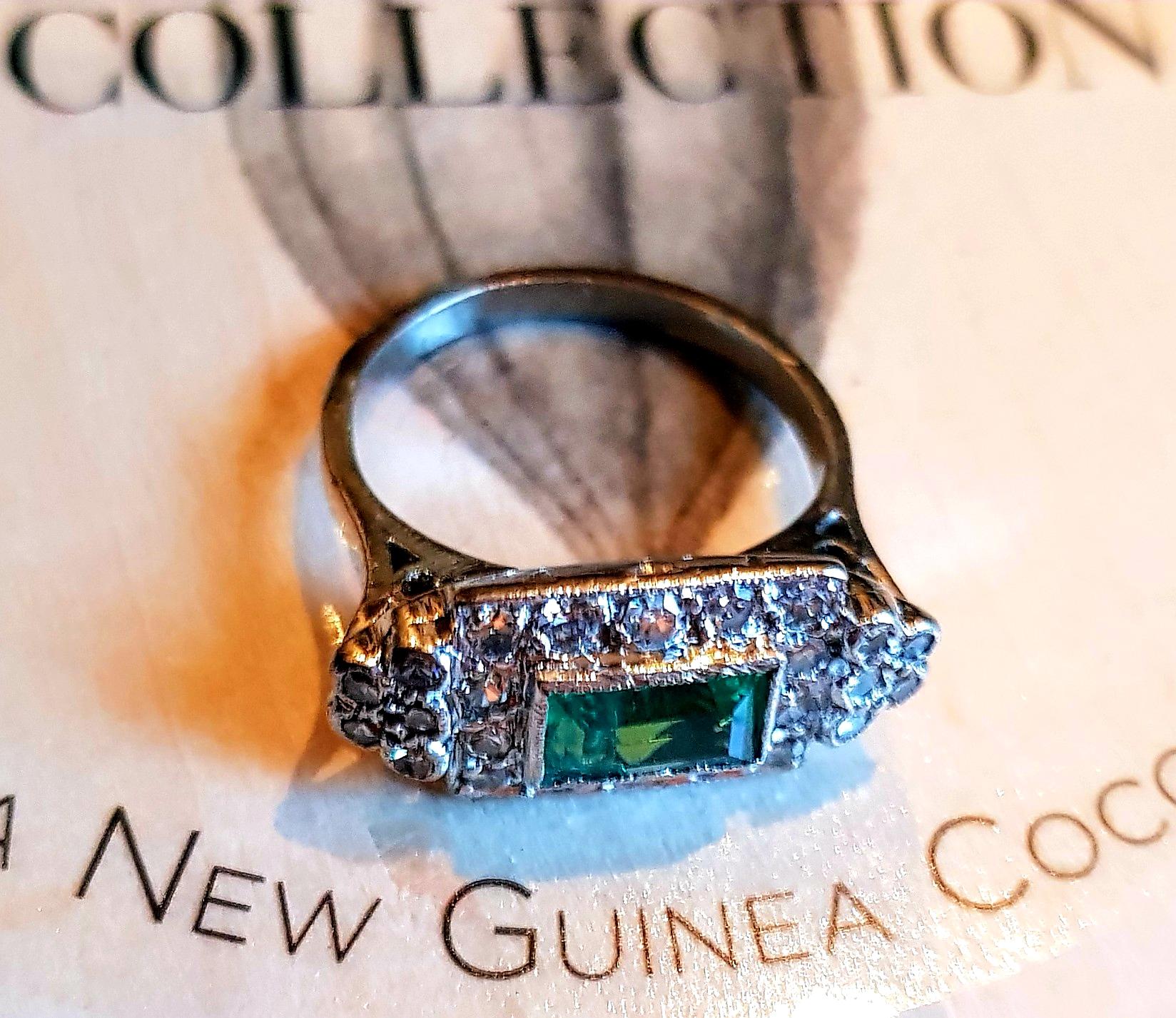 Early 20th Century Art Deco Emerald and Diamond Platinum Ring For Sale 5