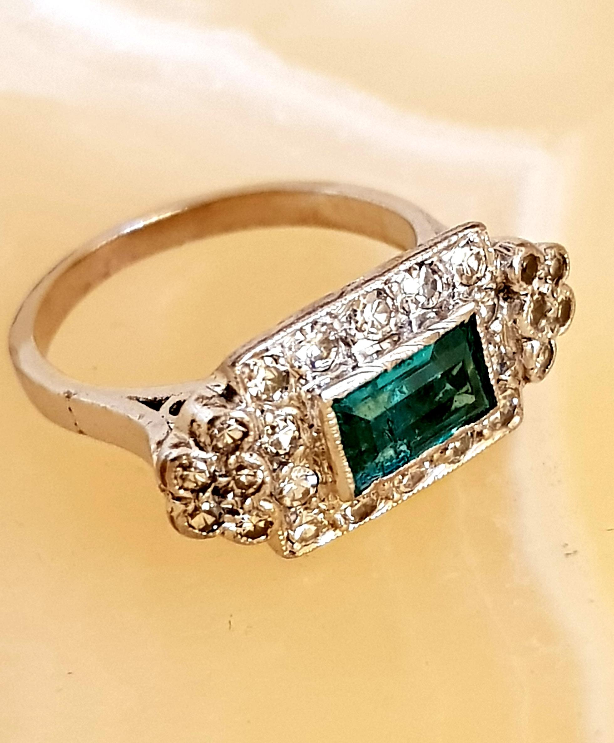 Early 20th Century Art Deco Emerald and Diamond Platinum Ring For Sale 6
