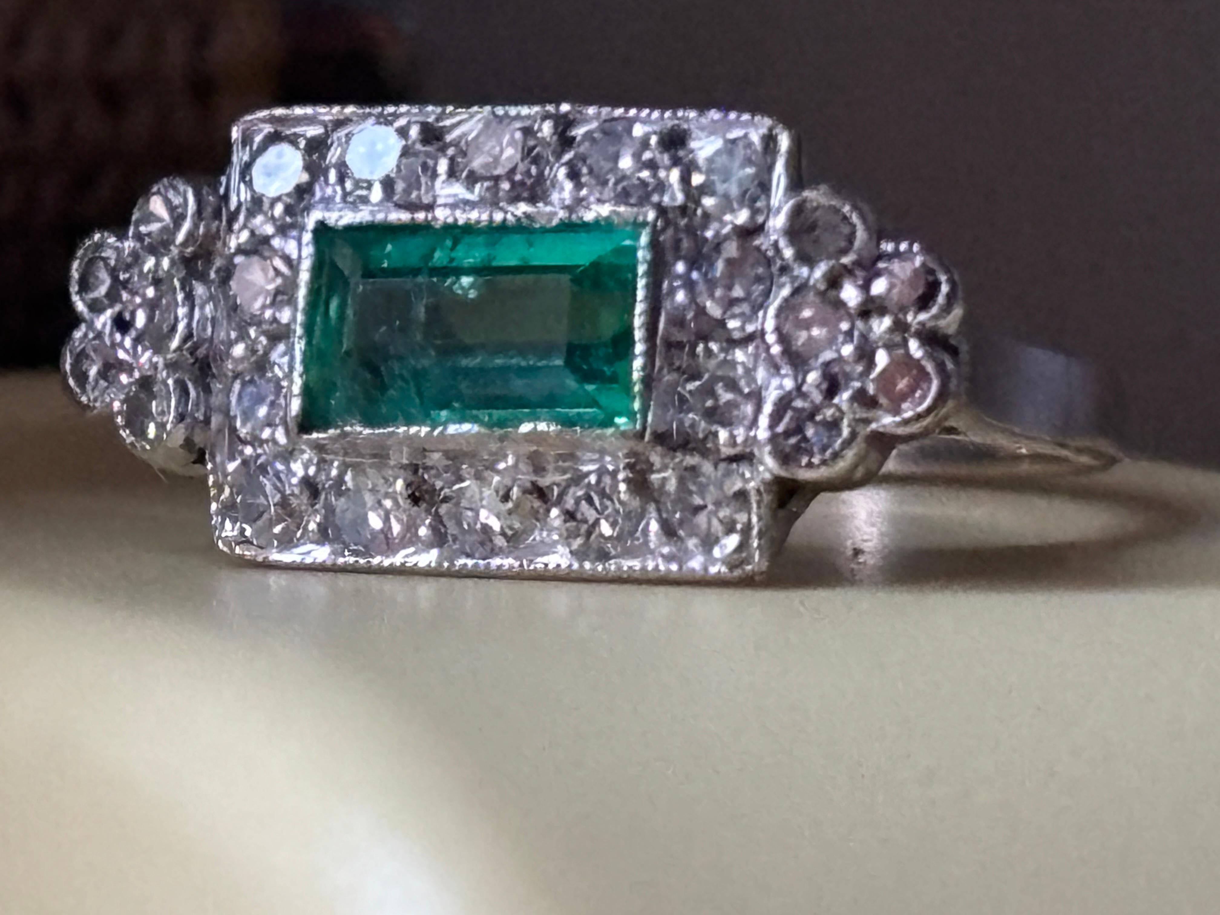 Early 20th Century Art Deco Emerald and Diamond Platinum Ring For Sale 1
