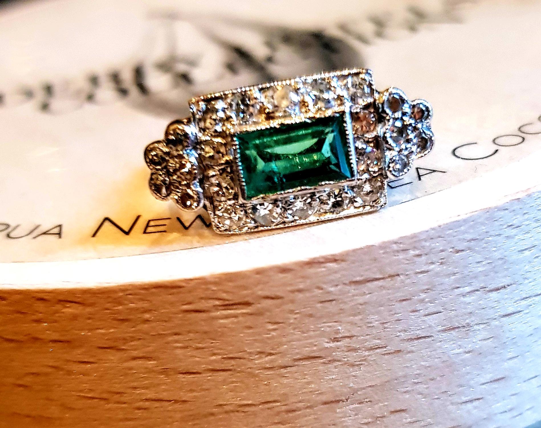 Early 20th Century Art Deco Emerald and Diamond Platinum Ring For Sale 4