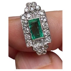 Frühes 20. Jahrhundert Art Deco Smaragd und Diamant Platin Ring