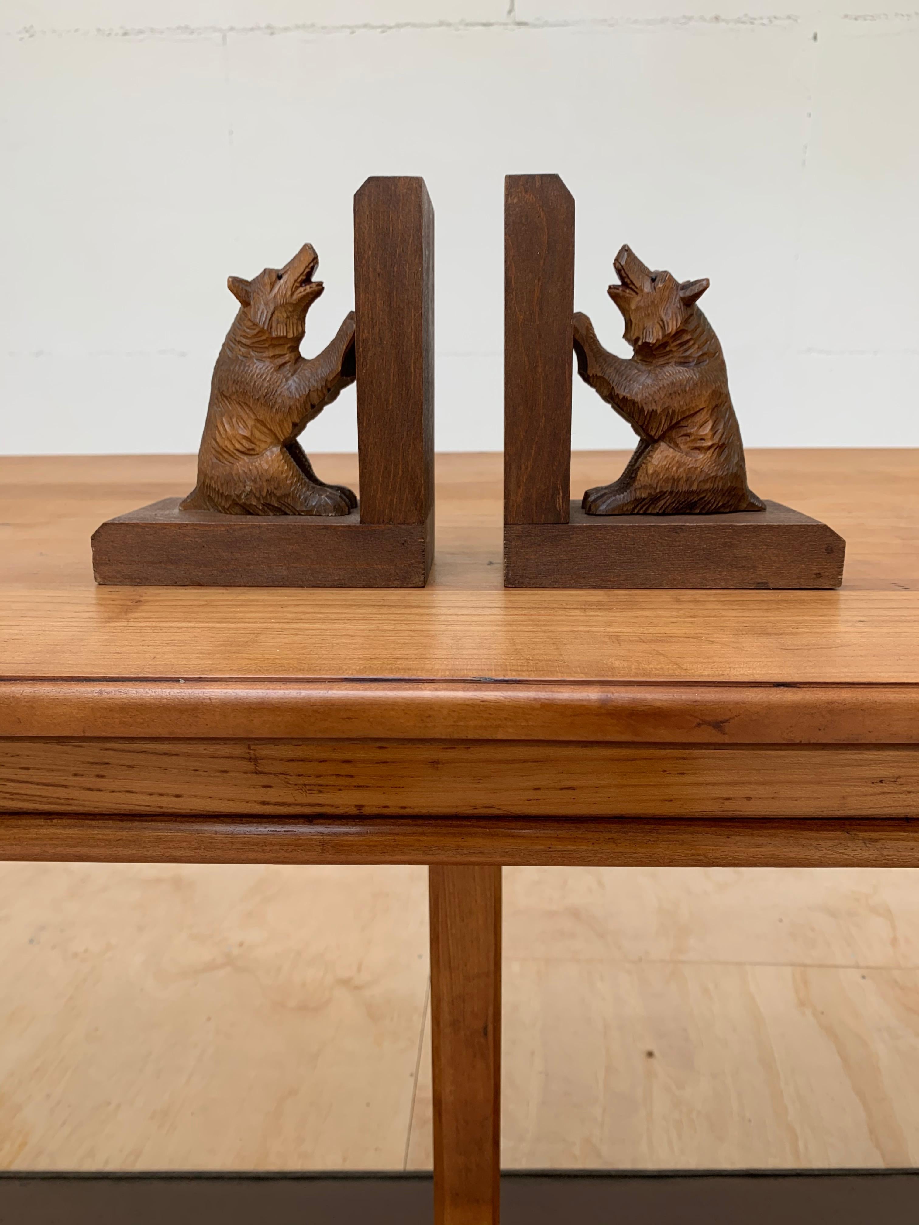 Early 20th Century Art Deco Era Bookends with Hand Carved Bear Sculptures In Excellent Condition For Sale In Lisse, NL