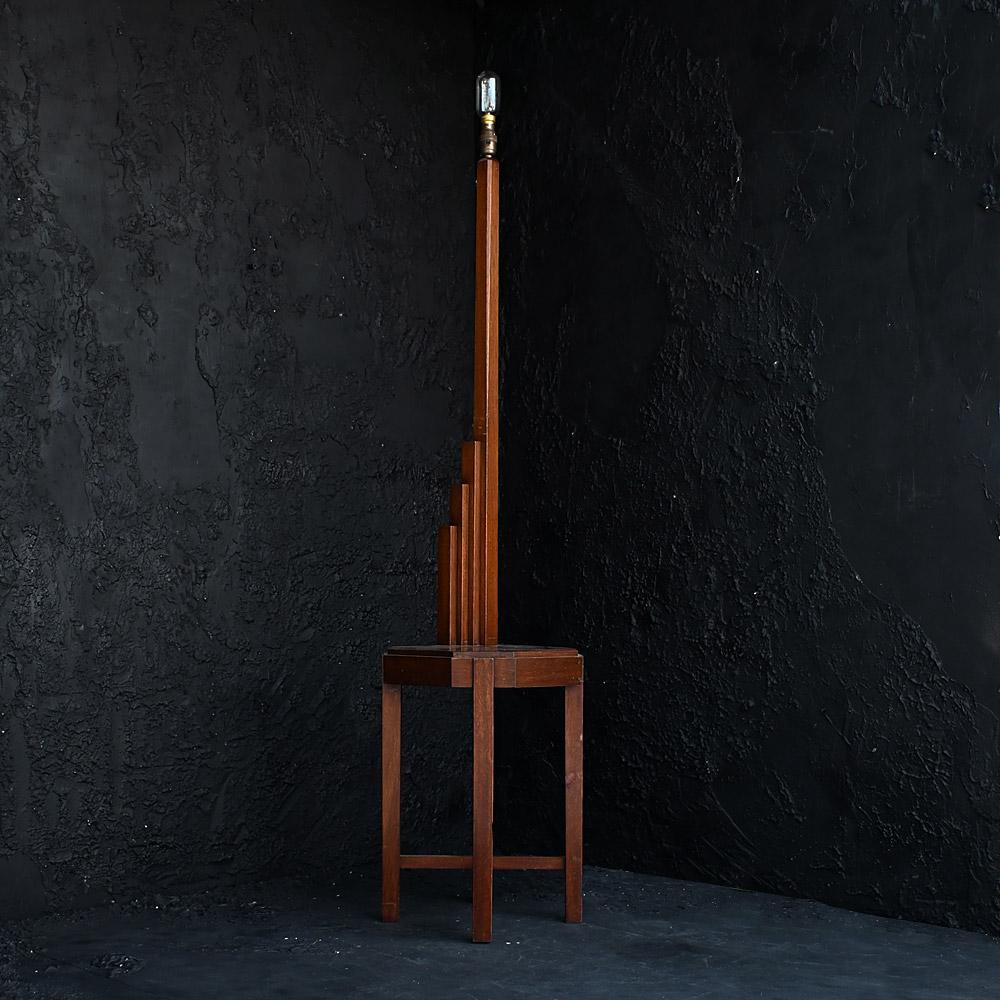 Lámpara de pie Art Decó de principios del siglo XX  

Una original y escultural lámpara de pie Art Decó de principios del siglo XX. Madera trabajada a mano con una elegante forma de 3 peldaños que también puede utilizarse para exponer. Recientemente