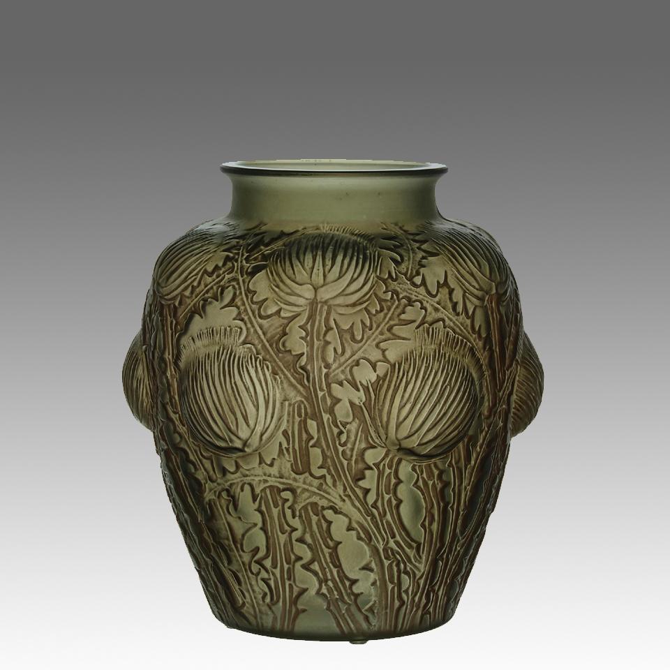 Llamativo jarrón de cristal francés Art Decó de principios del siglo XX decorado con cardos en relieve, realzado con picadura sepia que exhibe un fino color y excelentes detalles, firmado R Lalique France y numerado 979

Jarrón 