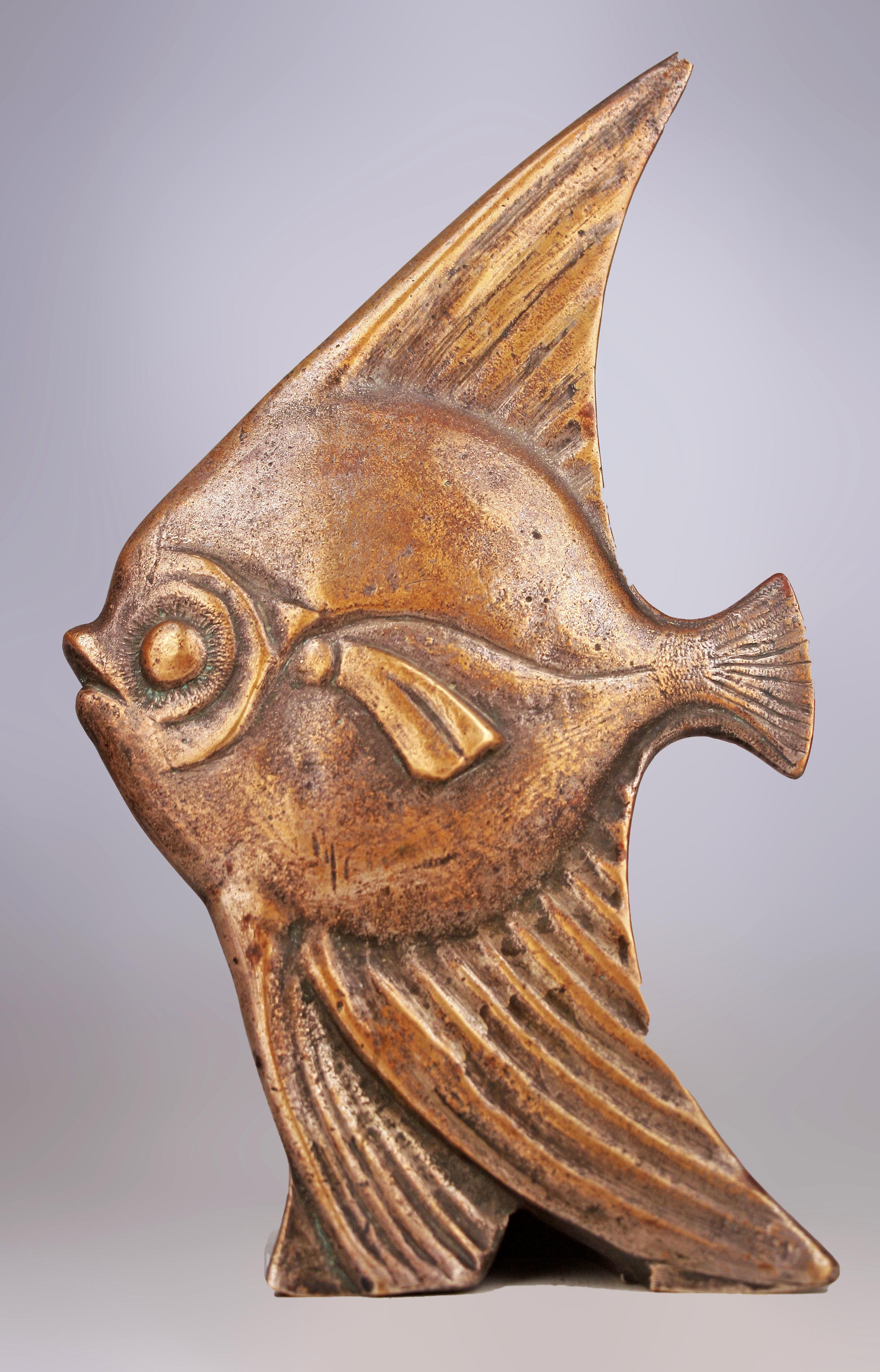 Art Deco Early 20th Century Art Déco French Patinated Bronze Sculpture of an Angel Fish For Sale