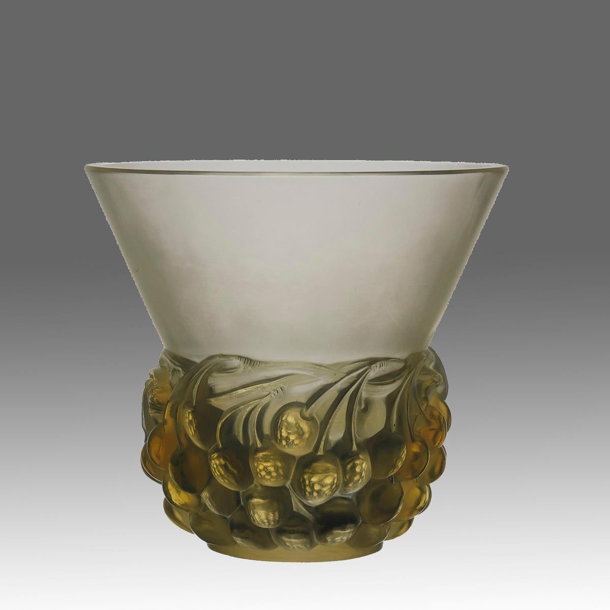 Un joli vase en verre Art déco de René Lalique, décoré de baies fruitées en relief sur toute la circonférence du vase, présentant un excellent mélange de verre dépoli et opalescent avec de fins détails finis à la main, signé R&R ARTIQUE France.

