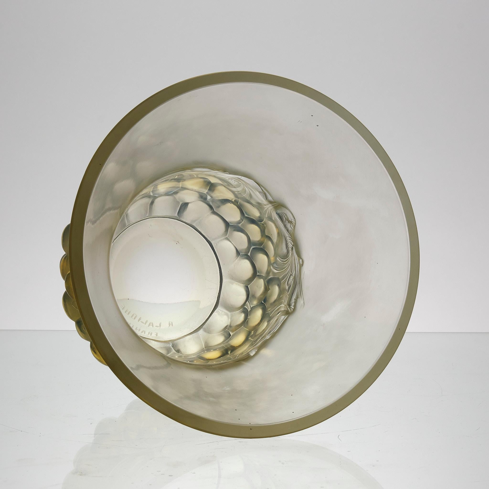 Frühes 20. Jahrhundert Art Deco Milchglas 