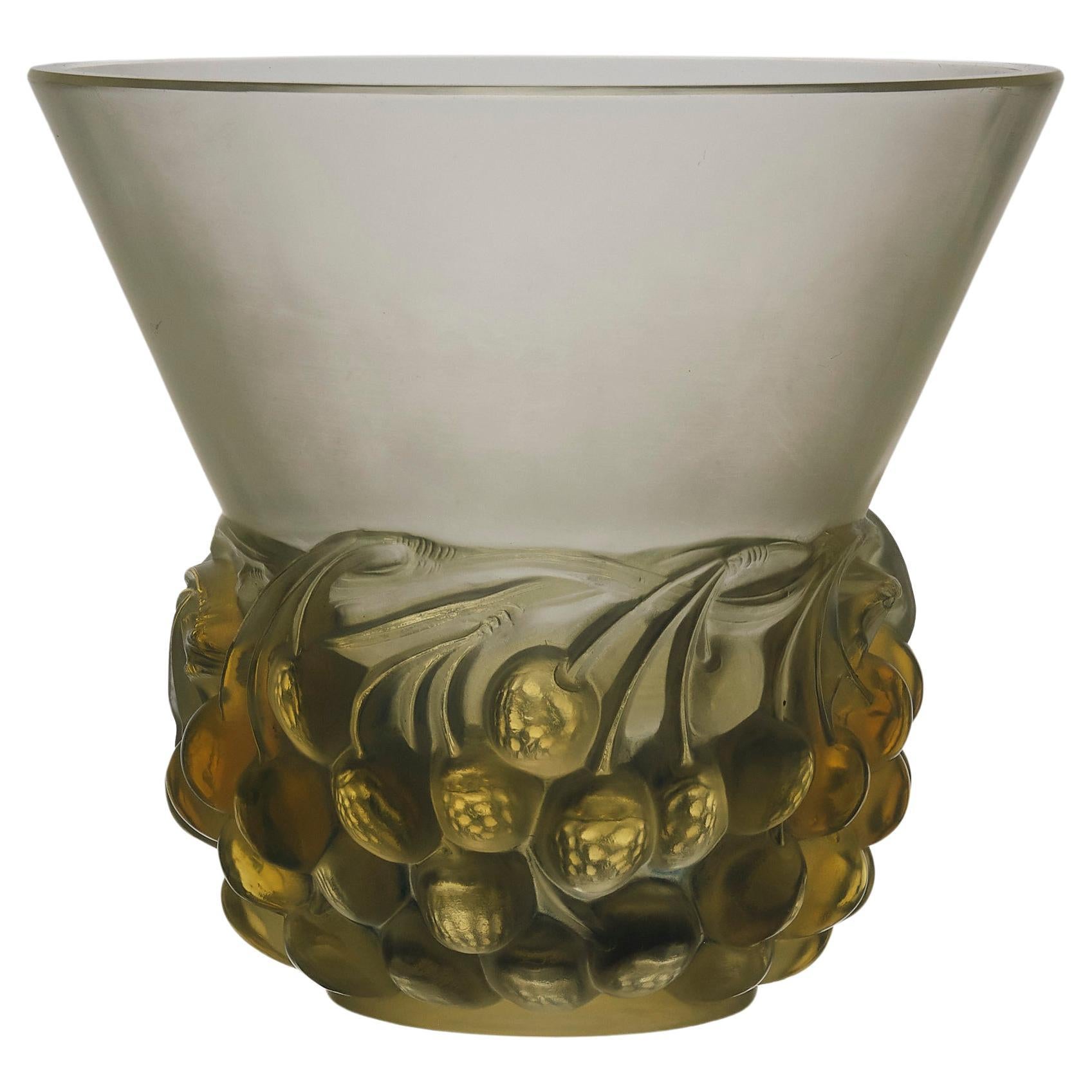 Vase "Cerises" en verre dépoli Art Déco du début du 20ème siècle par René Lalique en vente