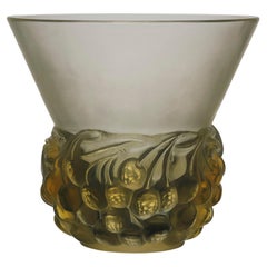 Vase "Cerises" en verre dépoli Art Déco du début du 20ème siècle par René Lalique