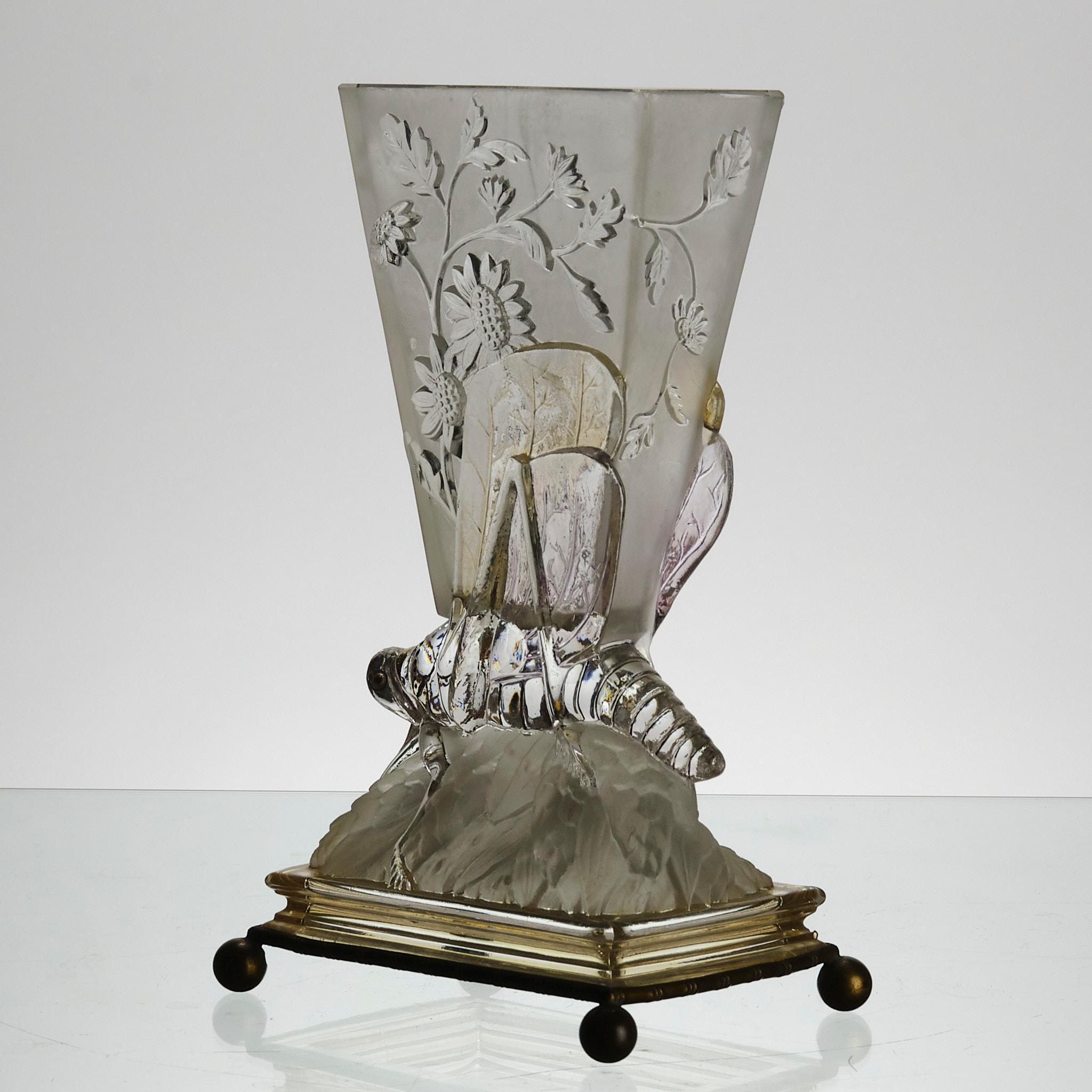 Art-Déco-Vase „Grashüpfervase“ aus Milchglas von Baccarat Glass aus dem frühen 20. Jahrhundert im Angebot 4