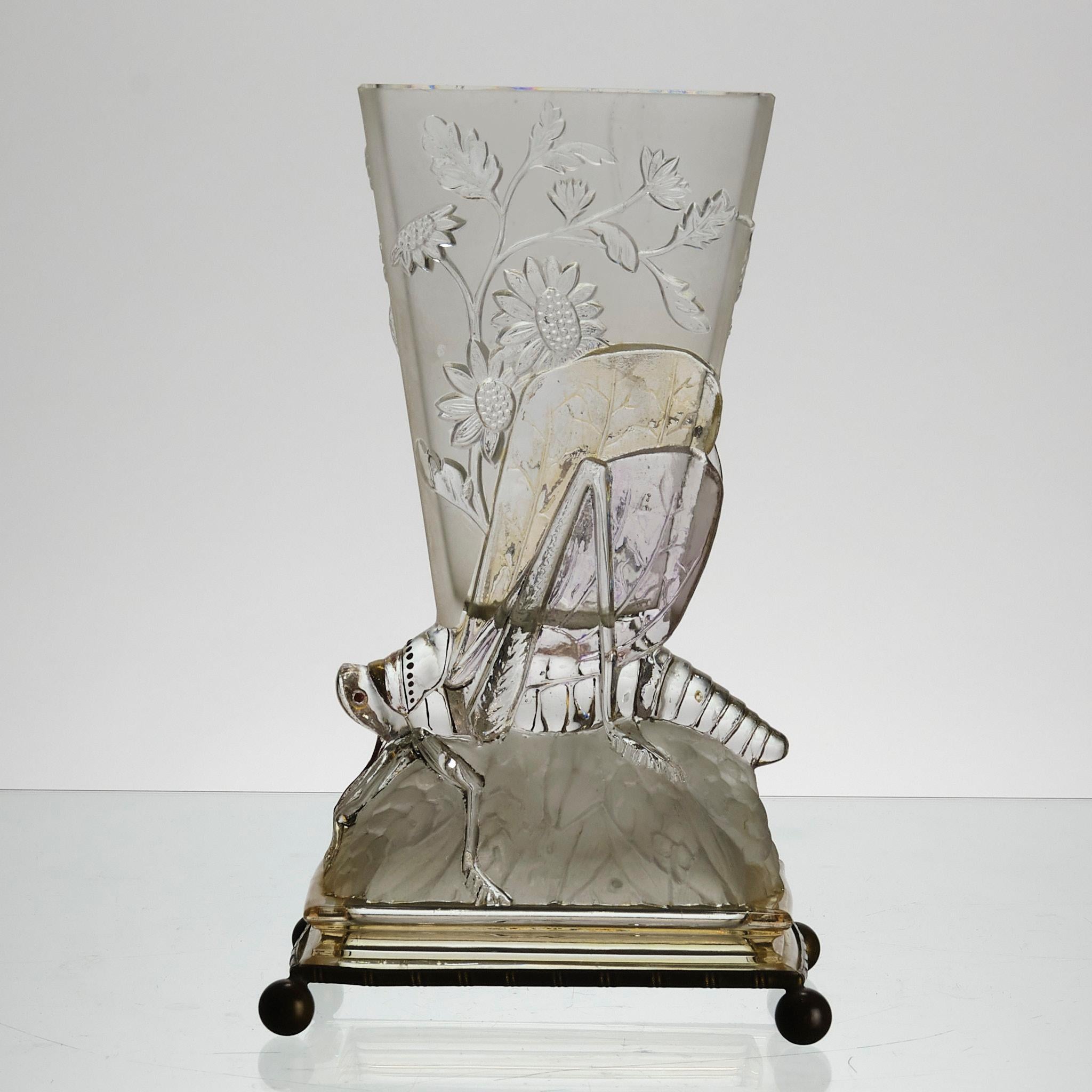 Art-Déco-Vase „Grashüpfervase“ aus Milchglas von Baccarat Glass aus dem frühen 20. Jahrhundert (Art déco) im Angebot