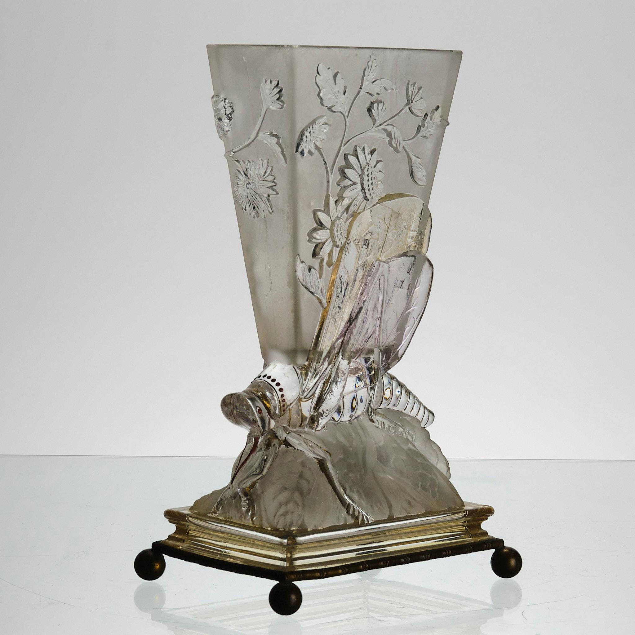 Art-Déco-Vase „Grashüpfervase“ aus Milchglas von Baccarat Glass aus dem frühen 20. Jahrhundert (Französisch) im Angebot