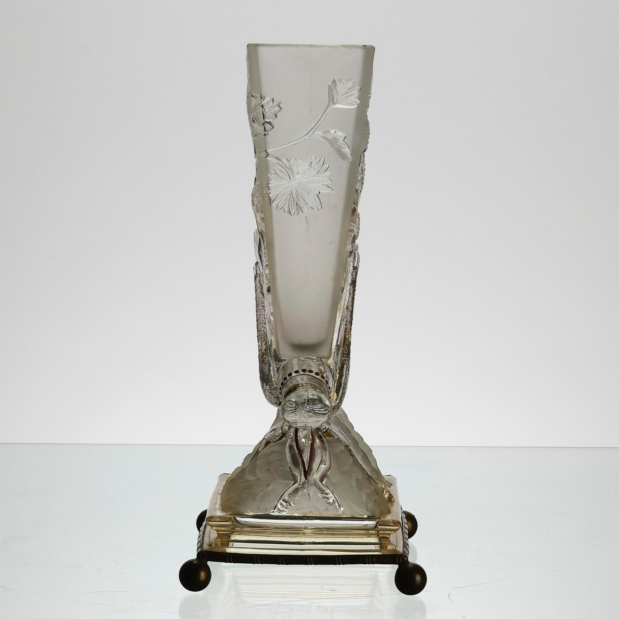 Art-Déco-Vase „Grashüpfervase“ aus Milchglas von Baccarat Glass aus dem frühen 20. Jahrhundert (Geformt) im Angebot